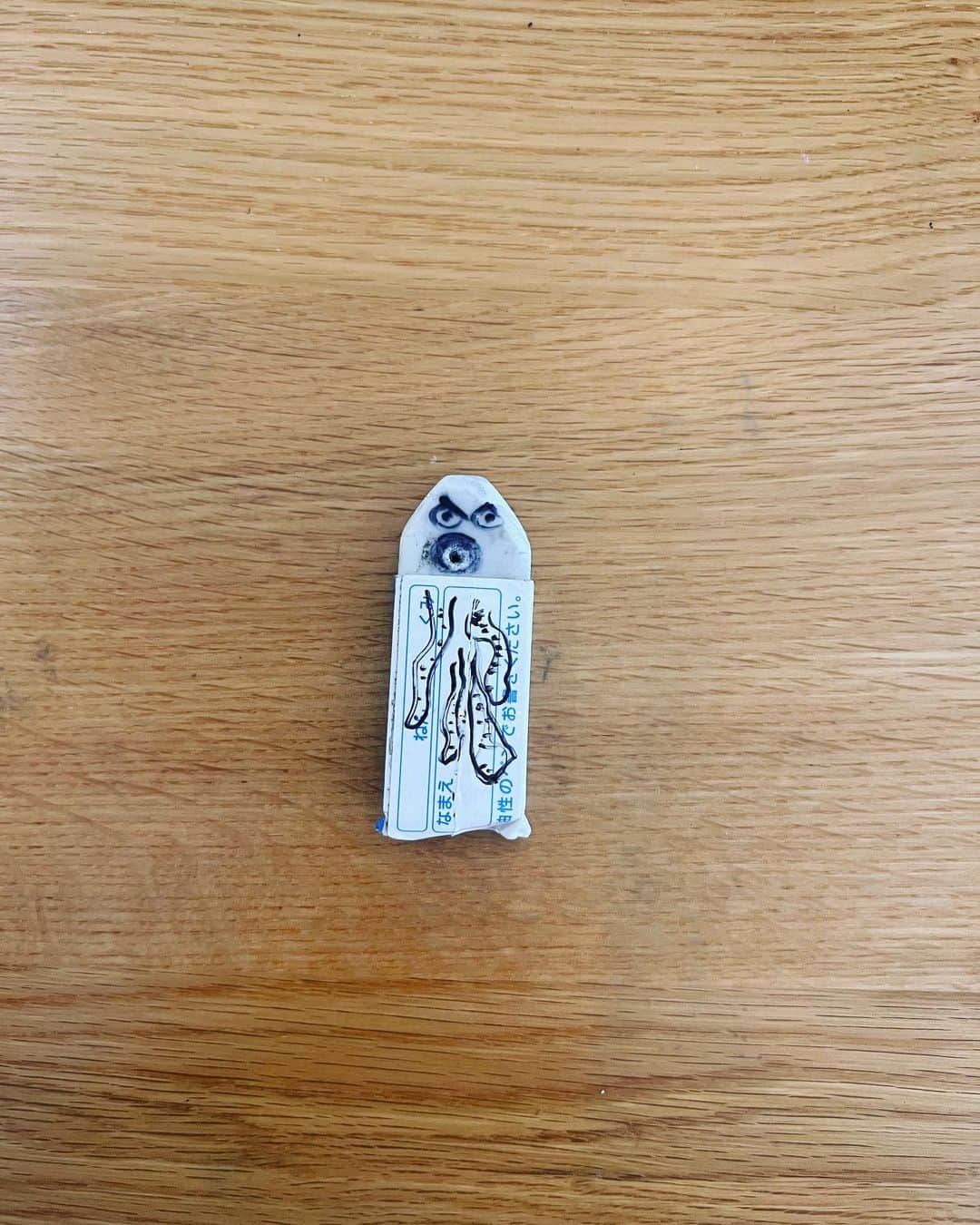 神崎恵のインスタグラム：「・ もー。朝からありがとよ。 いい表情にいい足してるわ。 くすっ。からはじまる1日🐙🪼🤭  タコの足は「腕」と表現されるのだとか。 タコじゃないかもしれないけれども。  清々しい朝です。今日も元気に。」