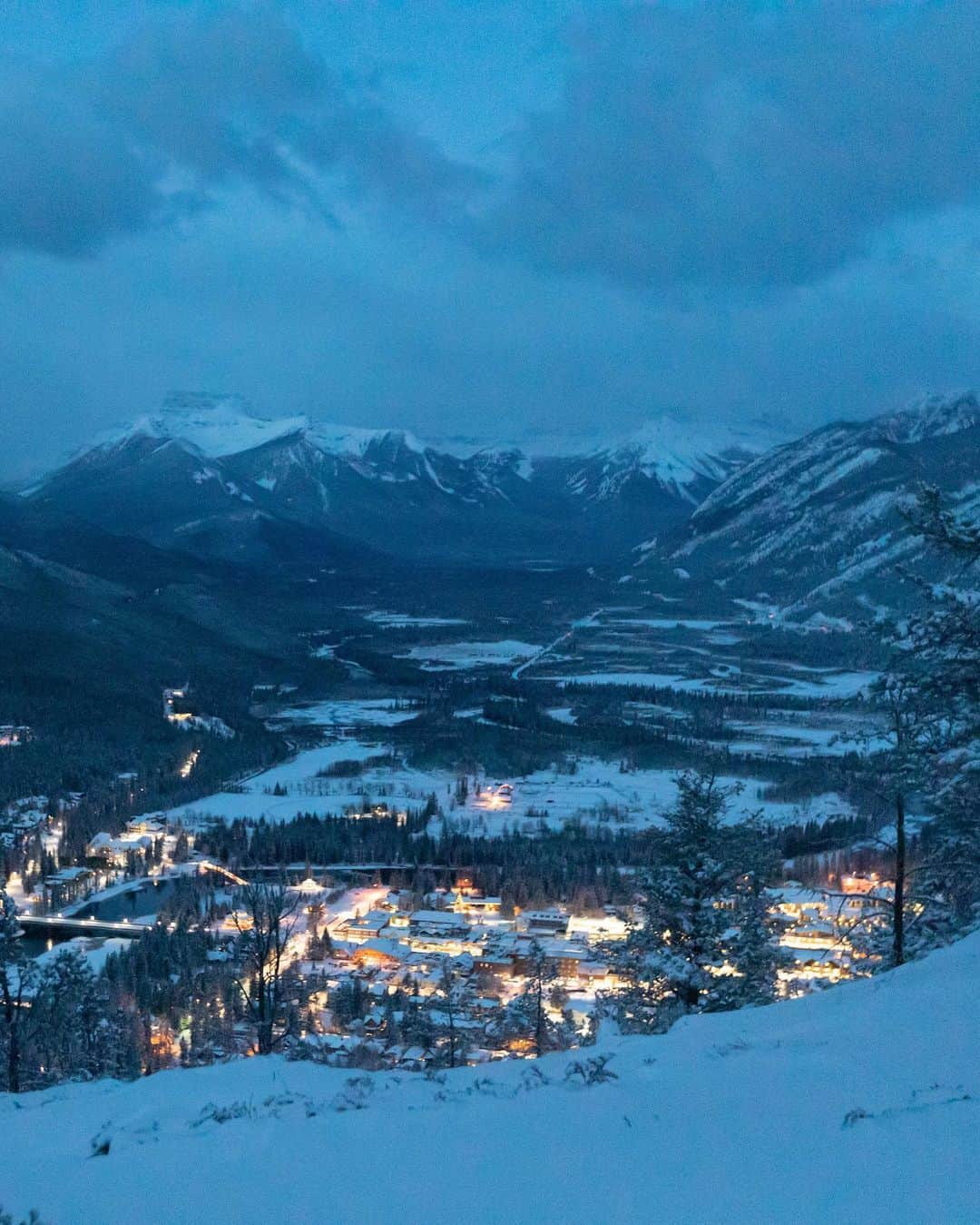オボズのインスタグラム：「Let the countdown to @banffmountainfestival begin! 🎥   Tickets are now on sale for the @banffmountainfestival - both Live Events in Banff and Online Film Passes.   We will also be hosting a Sunrise Hike in Banff on Saturday, November 4 alongside our friends at @mec and @fjallravenofficial 🥾 More information is available in the link in our bio.   #obozfootwear #truetothetrail #banfffilmfestival #mountainculture #banffnationalpark #banffmountainfilmfestival」