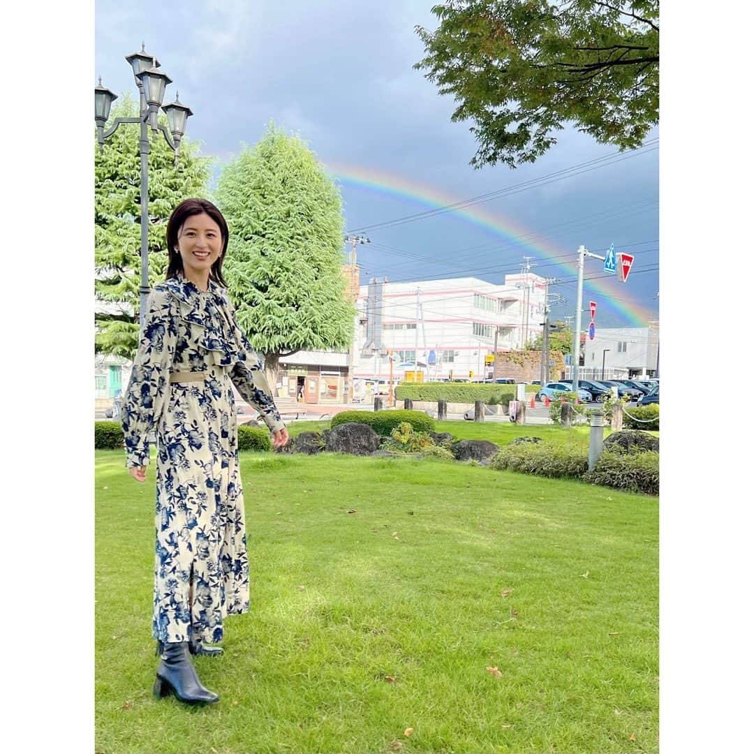 宇賀なつみさんのインスタグラム写真 - (宇賀なつみInstagram)「*  たくさんのメッセージ、ありがとうございました。 これからまた一歩ずつ、前に進んでいきたいと思います。  早速ロケに出ております‼︎ 福島、宮城、山形を旅して、 美味しいものをたくさんいただきました♡ 急に降り出した雨が上がった後、 久しぶりに虹を見ることもできたんです‼︎  もうすっかり秋ですね。 急に冷えるようになったので、 体調を崩さないようにお気をつけください‼︎  #福島 #宮城 #山形 #fukushima #miyagi #yamagata #宇賀なつみ」10月6日 8時18分 - natsumi_uga