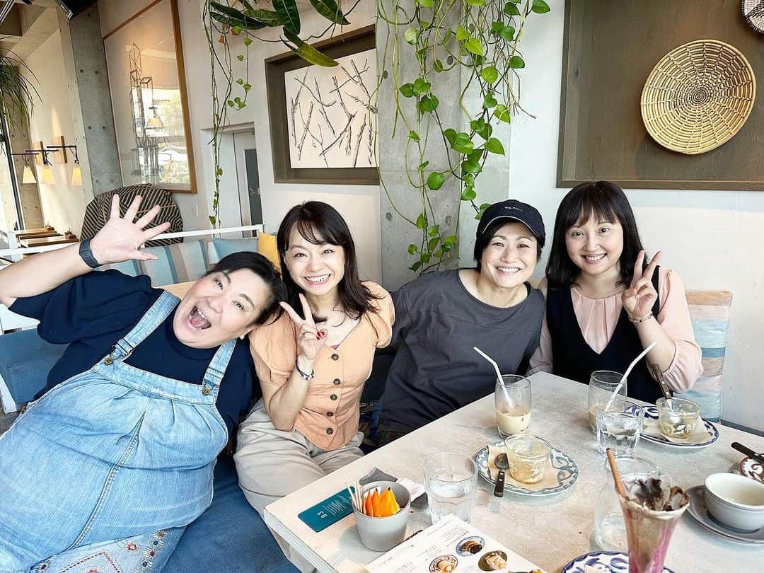 あべこさんのインスタグラム写真 - (あべこInstagram)「久しぶりに「ピーターパン」のメンバーと💕  ありがたいことに9年出演させていたので、ピーターパンでの共演者はとても多いのだけど、トートルズのきみちゃんは2008年から3年、セールのりさちゃんは2008年から6年、稽古ピアノのなおちゃんは2005年から9年、共によく走り、よく笑い、汗かきまくって暑い夏を過ごした仲間😊✨  何年経っても久しぶりに会っても全然久しぶり感が全くない😆‼️  それぞれ近況話していたらあっという間に時間が経っちゃいました😆‼️  #ピーターパン #ネバーランド」10月6日 8時20分 - abekopan