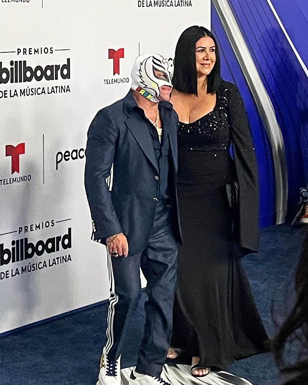 レイ・ミステリオ・ジュニアのインスタグラム：「@latinbillboards with @619reyna 🫶🏼#Billboards2023 #VivaLaRaza🇲🇽」