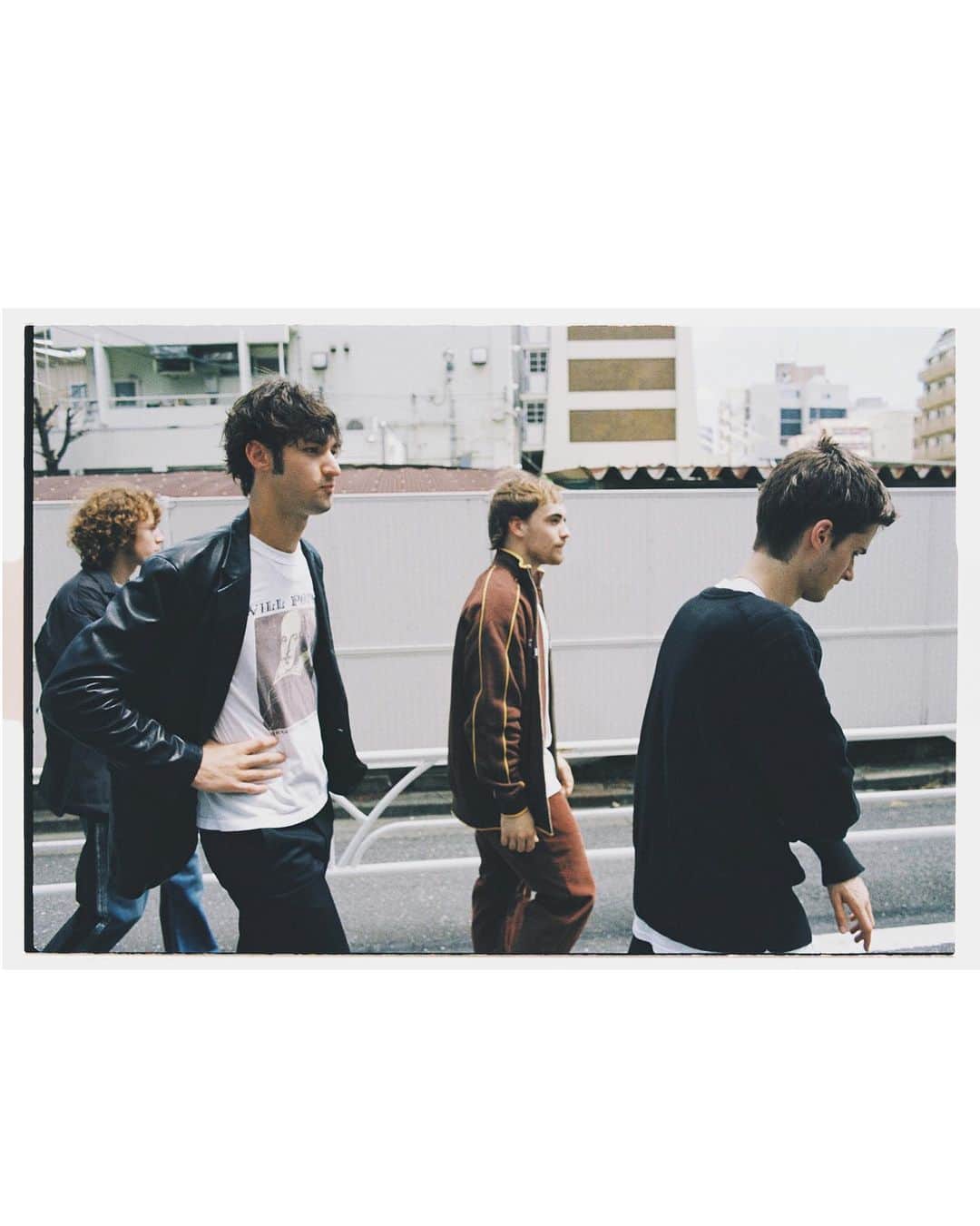 The Fashion Postさんのインスタグラム写真 - (The Fashion PostInstagram)「#fashion The Lounge Society  『次世代のニュー・ウェイブ。迸るエナジー The Lounge Society』  8月の厳しい日差しにじりじりと焦げつく渋谷・某所。日本に比べればずっと涼しいロンドンからのフライトを終えたばかりだというのに、暑さをものともしない輝かしい若さにあふれる彼らは、アートロックバンドの The Lounge Society (ザ・ラウンジ・ソサイエティ)。  もともとは同じ高校に通う同級生で、Black Midi (ブラック・ミディ) や Wet Leg (ウェット・レッグ) らを仕掛けた敏腕プロデューサー Dan Carey (ダン・キャリー) に一通のメールを送ったのは、まだ10代の頃だった。  デビューシングル「Generation Game」(2020) に続き、2022年にリリースされた1stアルバム『Tired Of Liberty』は音楽ファンの間に瞬く間にひろまり、イギリス国内のヘッドライン公演はソールドアウト。満を持して挑んだ初来日は、代官山 SPACE ODD の単独公演と、サマーソニック・フェスティバルへの出演だ。ギター2本のスリリングなアンサンブルを軸にしたパンクなファンク・サウンドで、会場を地響きと熱気に包んだ彼らのルーツに迫る。   model: Cameron Davey, Archie Dewis, Herbie May & Hani Paskin-Hussain photography: Syuya Aoki styling: Riku Oshima text & edit: Manaha Hosoda & Honami Wachi  #tfp #thefashionpost #theloungesociety」10月6日 8時32分 - tfpjp