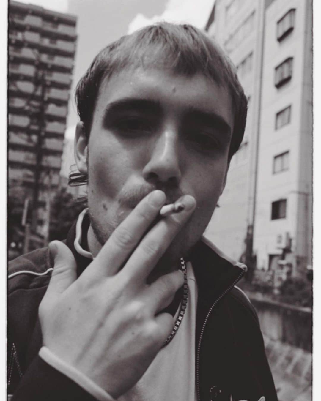 The Fashion Postさんのインスタグラム写真 - (The Fashion PostInstagram)「#fashion The Lounge Society  『次世代のニュー・ウェイブ。迸るエナジー The Lounge Society』  8月の厳しい日差しにじりじりと焦げつく渋谷・某所。日本に比べればずっと涼しいロンドンからのフライトを終えたばかりだというのに、暑さをものともしない輝かしい若さにあふれる彼らは、アートロックバンドの The Lounge Society (ザ・ラウンジ・ソサイエティ)。  もともとは同じ高校に通う同級生で、Black Midi (ブラック・ミディ) や Wet Leg (ウェット・レッグ) らを仕掛けた敏腕プロデューサー Dan Carey (ダン・キャリー) に一通のメールを送ったのは、まだ10代の頃だった。  デビューシングル「Generation Game」(2020) に続き、2022年にリリースされた1stアルバム『Tired Of Liberty』は音楽ファンの間に瞬く間にひろまり、イギリス国内のヘッドライン公演はソールドアウト。満を持して挑んだ初来日は、代官山 SPACE ODD の単独公演と、サマーソニック・フェスティバルへの出演だ。ギター2本のスリリングなアンサンブルを軸にしたパンクなファンク・サウンドで、会場を地響きと熱気に包んだ彼らのルーツに迫る。   model: Cameron Davey, Archie Dewis, Herbie May & Hani Paskin-Hussain photography: Syuya Aoki styling: Riku Oshima text & edit: Manaha Hosoda & Honami Wachi  #tfp #thefashionpost #theloungesociety」10月6日 8時32分 - tfpjp