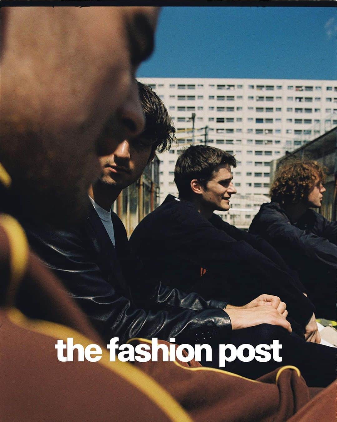 のインスタグラム：「#fashion The Lounge Society  『次世代のニュー・ウェイブ。迸るエナジー The Lounge Society』  8月の厳しい日差しにじりじりと焦げつく渋谷・某所。日本に比べればずっと涼しいロンドンからのフライトを終えたばかりだというのに、暑さをものともしない輝かしい若さにあふれる彼らは、アートロックバンドの The Lounge Society (ザ・ラウンジ・ソサイエティ)。  もともとは同じ高校に通う同級生で、Black Midi (ブラック・ミディ) や Wet Leg (ウェット・レッグ) らを仕掛けた敏腕プロデューサー Dan Carey (ダン・キャリー) に一通のメールを送ったのは、まだ10代の頃だった。  デビューシングル「Generation Game」(2020) に続き、2022年にリリースされた1stアルバム『Tired Of Liberty』は音楽ファンの間に瞬く間にひろまり、イギリス国内のヘッドライン公演はソールドアウト。満を持して挑んだ初来日は、代官山 SPACE ODD の単独公演と、サマーソニック・フェスティバルへの出演だ。ギター2本のスリリングなアンサンブルを軸にしたパンクなファンク・サウンドで、会場を地響きと熱気に包んだ彼らのルーツに迫る。   model: Cameron Davey, Archie Dewis, Herbie May & Hani Paskin-Hussain photography: Syuya Aoki styling: Riku Oshima text & edit: Manaha Hosoda & Honami Wachi  #tfp #thefashionpost #theloungesociety」