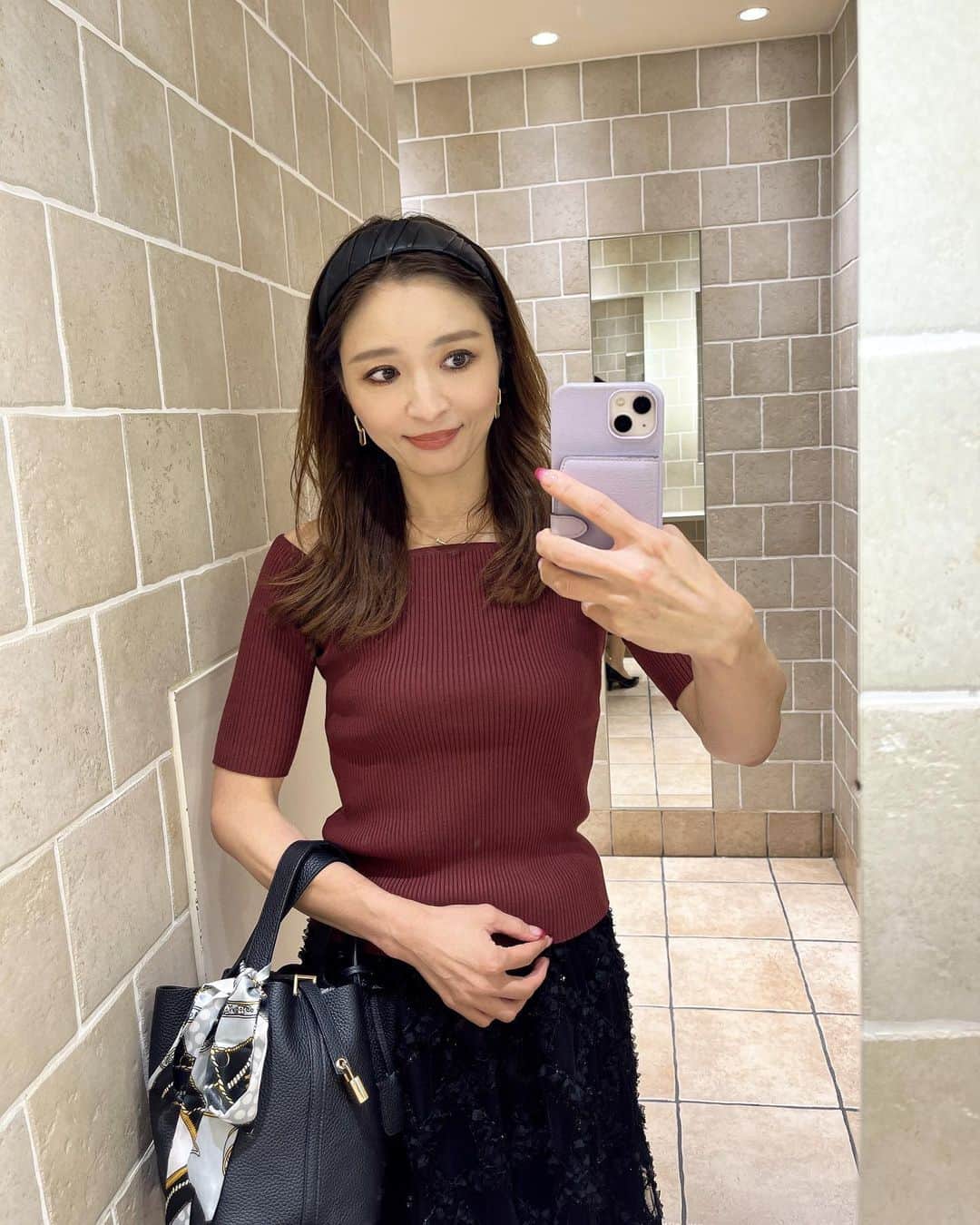 のインスタグラム：「コーディネート。 急に涼しくなって、ニットをこんなに早く着るとは！ ボルドーカラーは、秋冬になると着たくなる色です🩵デコルテの開きが綺麗だったので、先日購入しました^_^  #tops @snidel_official  #skirt  @chesty_official   ☑️ニット、バッグは楽天ルームに載せています。 ストーリーに楽天ルームのリンクを貼りました💕  #fashion#ootd#codinate#instafashion #コーディネート#アラフォー#アラサー#アラフィフ #大人コーデ #お仕事コーデ  #大人ファッション #大人可愛い #韓国ファッション#綺麗めコーデ#きれいめコーデ#カチューシャ#プチプラコーデ#50歳コーデ」