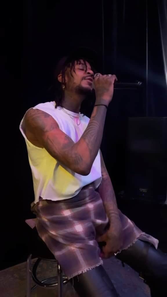 クリス・オドネルのインスタグラム：「Throwback Thursday .. singing one of my favorite songs from frank ocean .. while I was in rehearsal for the @taylorerastour .. 🌹🌹#throwbackthursday #erastour」