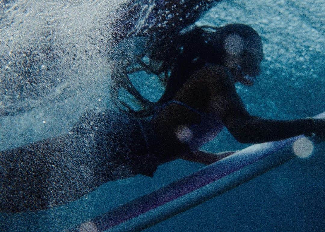 Lilliana Bowreyのインスタグラム：「Underwater grain by @mikecalvino 🩵」
