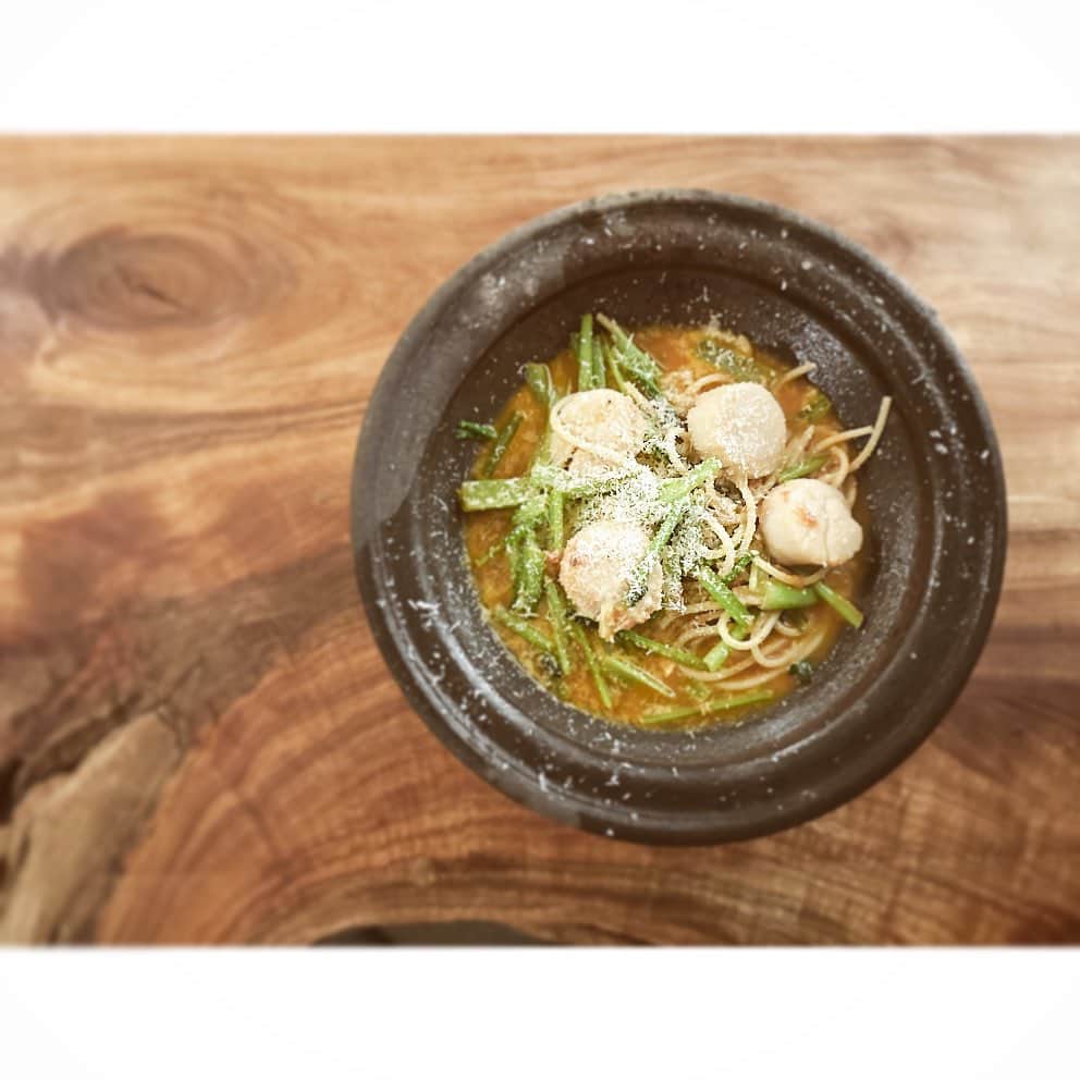ハミルのインスタグラム：「. . 【　まるまる帆立のパスタ　】  木彫り作家の北斗くん家族から、 まるまるな帆立が送られてきた.  豊浦の無農薬の苺の作り手、 佐藤ファミリーからもおいしいトマトが 来ていて完熟し出したので、 小松菜の茎とでパスタに.  焼いてる最中から、もはやこのままでもと、 ひとつペロリ！  はぁ、弾力と旨み. お酒呑めない私でも冷えた白ワインを すすりたくなるお味…  先日のcenter for cosmic wonderでの 市川孝さんの焼締の展示、”原点回帰”で 手に入れたい荒々しい肌の大皿にドンと乗せ パルミジャーノを削りかける.  パスタもうんうん、帆立とトマトのお出汁吸って、 おいしく出来上がった。  京都から戻り、連日朝から夜遅くまで打合せで、 日々気絶する様に寝ていて、 秋の始まり感じきれずに、 季節は早歩きで私を追い越していく..  さて！今日は鎌倉へ. 少しは秋の気配感じられるかな！ お仕事だけど…w  #hamiru亭」