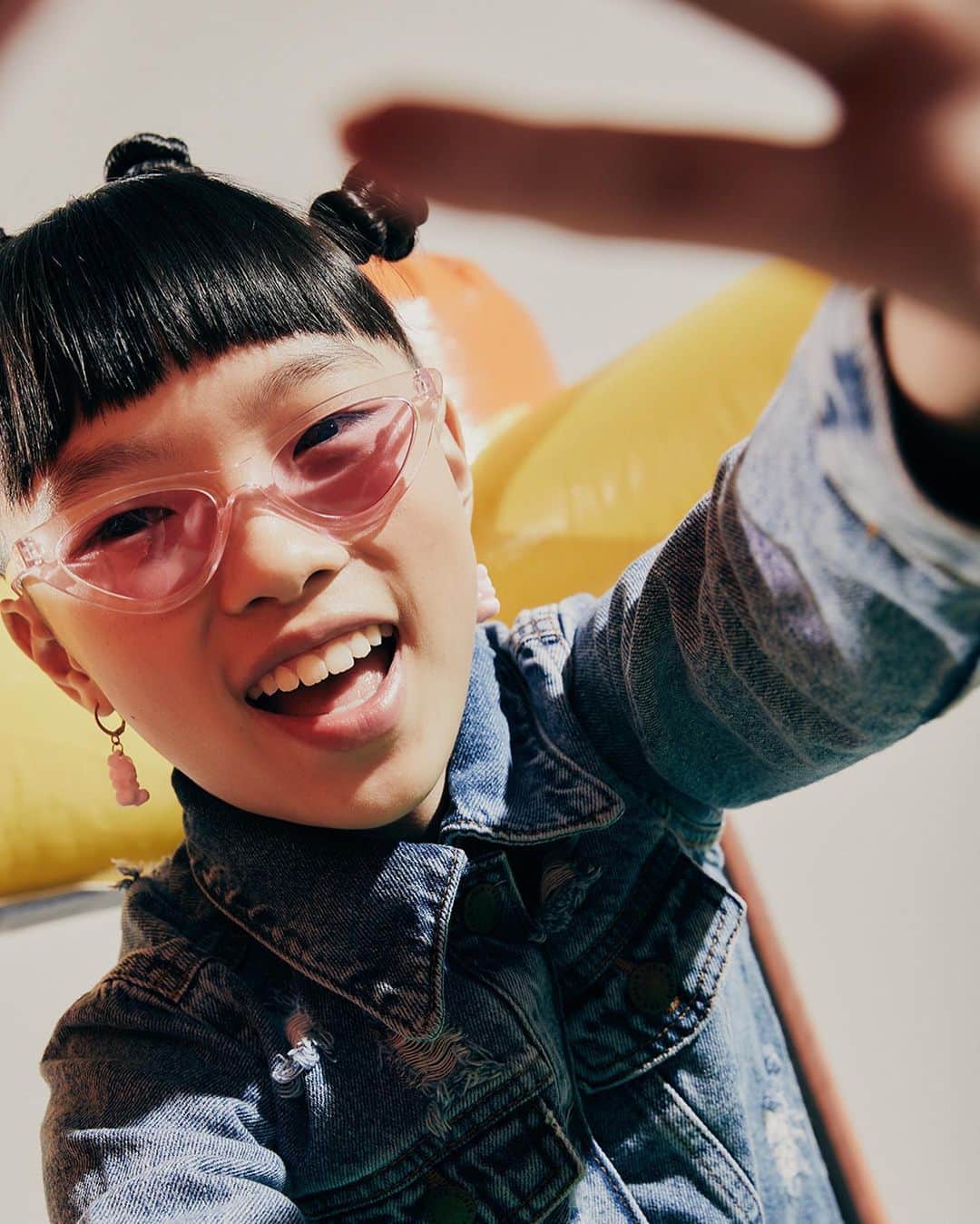 ロジャス・レナーのインスタグラム：「Dica de presentes estilosos para os pequenos: lookinhos jeans. ❤️ Confira as peças que vão acompanhar as crianças na hora da brincadeira e garanta a tendência perfeita para presentear no #DiaDasCriançasRenner. É só clicar nas imagens. ​ #LooksInfantis #ModaInfantil #Tendência #Jeans #ConjuntosInfantis  jaqueta cropped infantil 617994560 | short cintura alta infantil 838245626 | jaqueta infantil 843650669 | short infantil 843650597 | jaqueta infantil 572973617 | calça infantil 607811379 | colete infantil 847252318 | calça wide leg 845451891 | conjunto infantil de colar brinco e pulseira 825647301」
