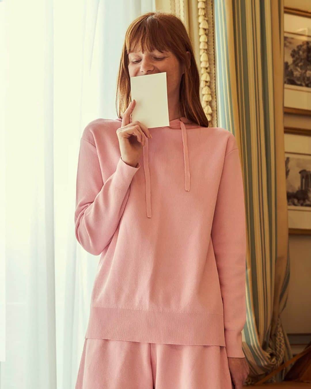 Official lemönplet Instagramのインスタグラム：「UNDERSTATED ELEGANCE Lemönplet proudly presents our autumn and winter collection pursuing the chic beauty that naturally exudes from the elegant styling of Parisienne. Throughout our pieces, we aim to express a Parisienne look that comes out from comfort and freedom. We express such styles in the streets, daily activities, and offices of Paris. From outers to tops and skirts, our pieces are classy and confident at the same time relaxed and comfortable. We opt for neutral tones and classic shades that allow convenient mix and match. Discover Lemönplet's tasteful items that will add a touch of Parisienne Chic to your style for this autumn and winter! #LemonpletParis #Lemonplet #Paris #lemonplet_women #Lemonplet_ParisienneCollection」