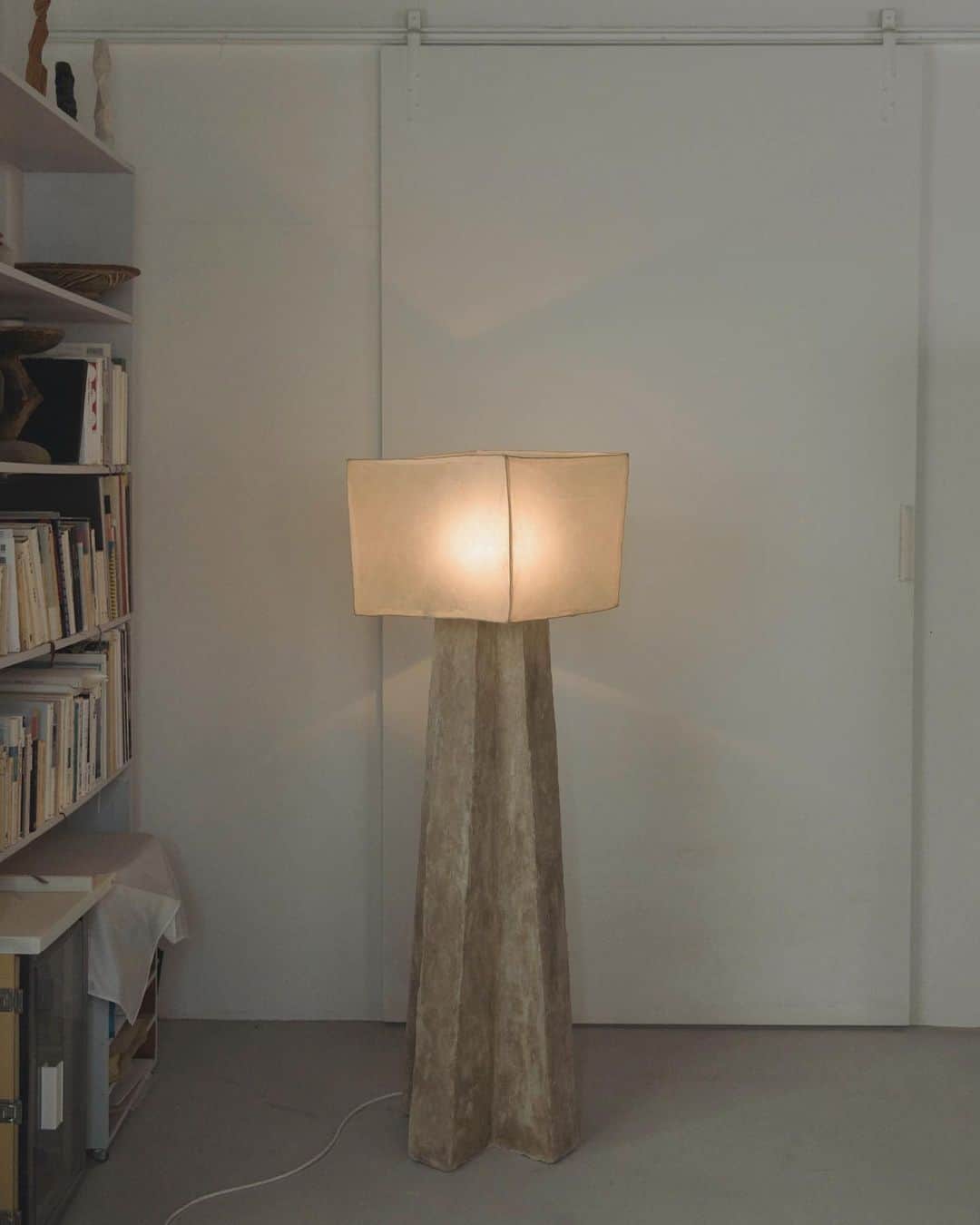惟本康明 / yasuaki yoshimotoのインスタグラム：「floor lamp W360 D360 H1310  イサムノグチは若い頃、ブランクーシの元で助手をしていた経緯がありそこでの影響は凄まじく一生をかけて師からの脱却に苦労したそうな。 AKARIシリーズを作っている頃にブランクーシが台座を彫っていたら、これはそのような意図があって作ったわけではないけど、想像した。  12月Blumoでの個展に持っていく予定です。  #interior #artwork #floorlamp #design #interiordesign #contemporarydesign  #インテリア #フロアランプ」