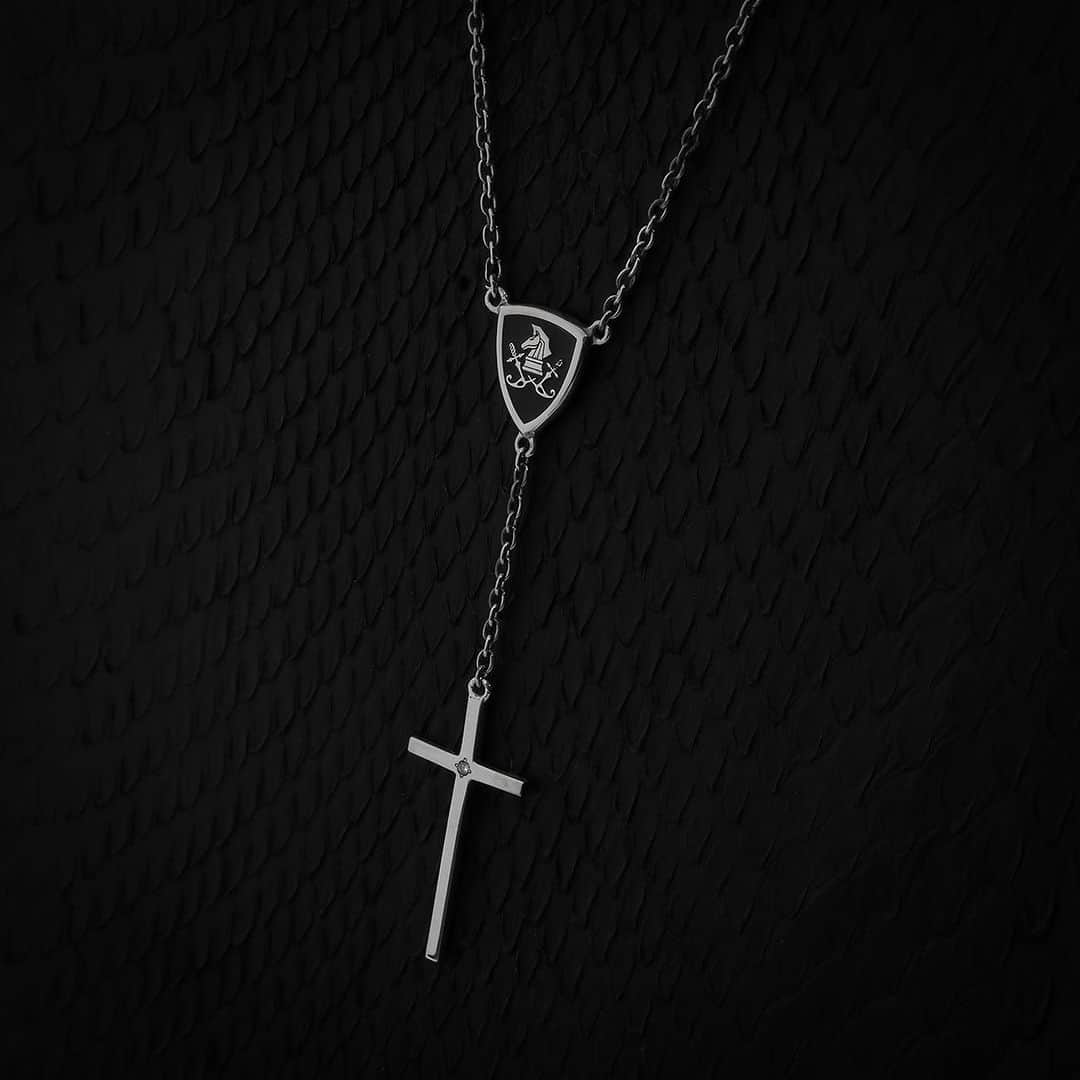 のインスタグラム：「♙ ♜ ♝ ♞ ♛ ♚ 【Knight Rosario Necklace】 ナイトエンブレムのロザリオネックレス✴︎✴︎✴︎ クロス中央にダイヤモンドが一石留められ、華奢で上品な仕上がり✴︎✴︎✴︎ ユニセックスでご着用いただけます✴︎✴︎✴︎  NE1105-50/¥24,200  #ダイヤモンド #PUERTADELSOL #プエルタ #プエルタデルソル #accessory  #jewelry #ジュエリー #アクセサリー #メンズアクセサリー  #恵比寿 /03-5489-9470 @puertadelsol_official  #大阪 /06-6136-5345  @puertadelsol_osaka」