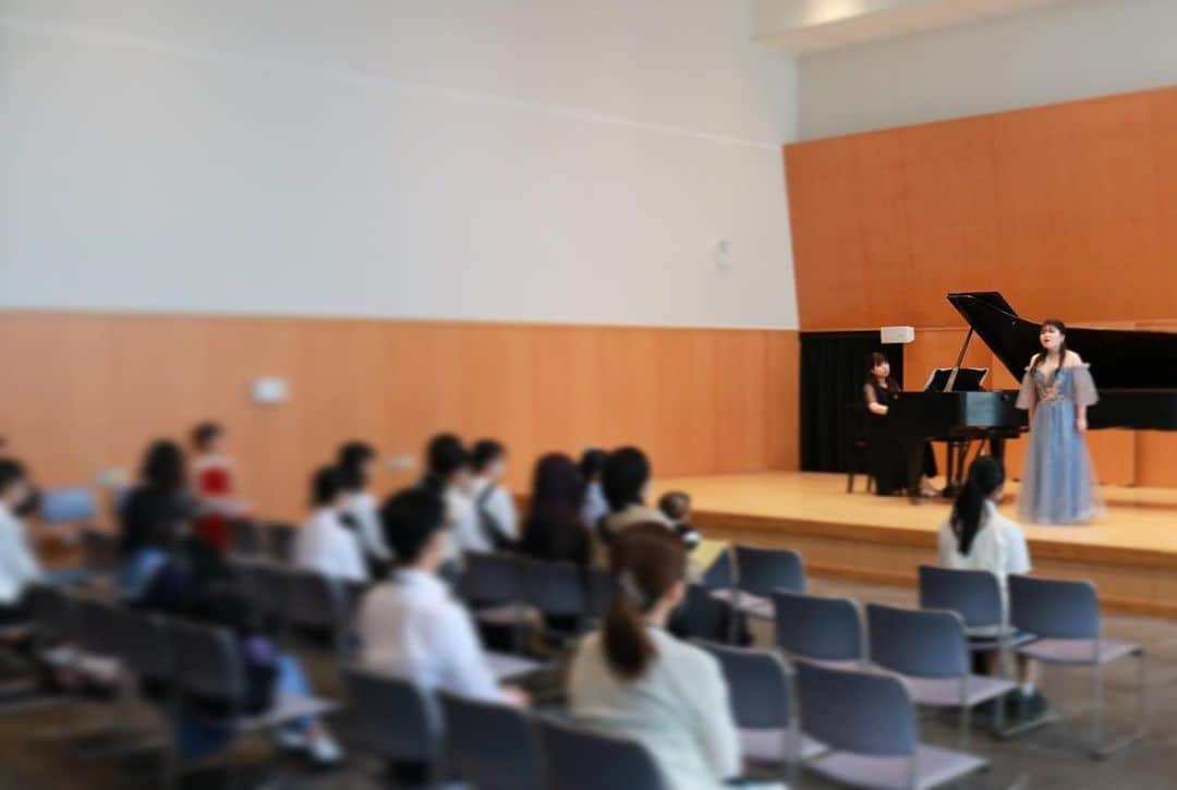 福岡女子短期大学さんのインスタグラム写真 - (福岡女子短期大学Instagram)「💠福岡女子短期大学 音楽科では 高校生•社会人を対象に「音楽講習会」を開催しました♫  ご参加の皆様には、音楽科講師による楽典や ソルフェージュの授業を体験して頂き、 実技レッスンを実施しました。 また、在学生によるコンサートも行い 大変好評でした👏ご参加いただいた皆様、 ありがとうございました🙇‍♀️  音楽に関心がある方、 音楽科についての詳細は、 本学ホームページにてご確認ください✨  #福岡女子短期大学 #音楽科　#ソルフェージュ  #音楽講習会  #福岡女子短期大学音楽科」10月6日 9時16分 - fukuoka_wjc