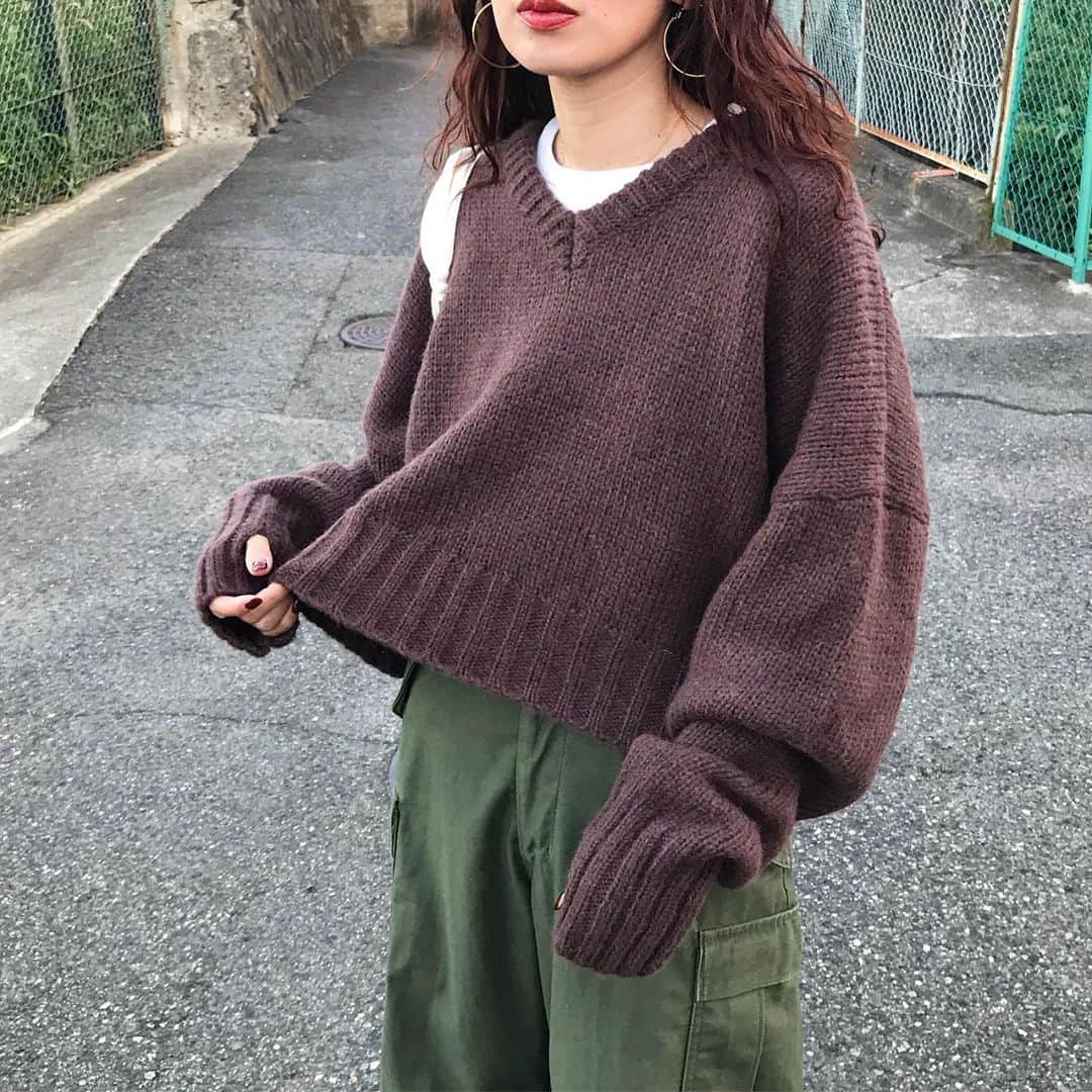 のインスタグラム：「軍パンとブラウンのモヘアニット🧶  @nugu_klee original モヘアVネッククロップニット/brown  柔らかく肌触りのいいふわっとした素材で、開きすぎていないＶネックがカジュアルで可愛いニット💓 今年流行りのショート丈やけど、短すぎずinもoutもしやすい丈に。 スポッと着るだけで360度可愛いように、裾に前後差付けたり身体に沿うように丸みを付けてシルエットを微調整しています☺️ 首元、裾、袖口のリブの立体感も可愛いです✨✨  昨日から発売開始したoriginal item達、好評で嬉しい😭💕 たくさんご購入ありがとうございます🙇‍♀️  商品ページも可愛く仕上がっているので是非チェックしてみてください💓 . . . . knit @nugu_klee  pants#used#m65 bag @authen_japan  shoes#clarks  . . . . #knit#ニットコーデ#モヘアニット#クロップド丈 #Ｖネックニット#brown#ブラウンコーデ#ゆるニット#軍パン#カーゴパンツコーデ#vintage #キルティングバッグ#古着コーデ#古着女子#クラークス#ワラビーブーツ #tbt#ootd#instafashion#outfit#ママコーデ」