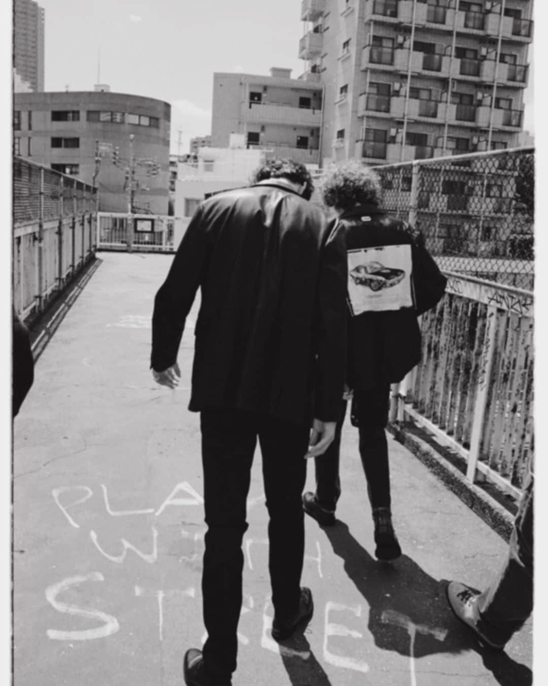 のインスタグラム：「#fashion The Lounge Society  『次世代のニュー・ウェイブ。迸るエナジー The Lounge Society』  −4人の出会いや、バンドを組んだきっかけは？  Herbie：何歳の頃だったっけ？たしか14、15歳で、高校生の頃に同じ音楽の授業をとっていて、僕たち4人だけが唯一似た音楽のテイストを共有していたんです。それで自然と仲良くなりました。  Cameron：みんな違うクラスだったけど、なんとなくお互いのことは知っていました。でも、音楽を通して本当に繋がりました。それだけが僕らの共通点だったので。  Herbie：音楽で繋がりができて、同時に友達にもなれた。今もまだ、高校生だった当時と同じノリでいます。今では世界の反対側にいるけど(笑)。  −皆さんのファッションの個性や好みについて教えてください。  Cameron：先ほどスタイリストの方とも話していたのですが、「かっこいいもの」は「かっこいい」と思っています。ファッションを色眼鏡で見たことはありません。けどこれはアートにも、音楽にも適用されることですが、ただ気になった物に注目しているだけです。  Archie：音楽を作るときに他のアーティストからアイデアを借り自分たちの解釈を加えるように、ファションでも、1960、1970年代の The Rolling Stones (ローリング・ストーンズ) のファッションを見て参考にすることもあります。  Herbie：バンドからよく影響を受けますね。けど最近、音楽ストリーミングサービスや、全盛期と比べてロックンロール人気の世界的な低下の影響か、ファッションと音楽の関連性が薄まってきたような気がします。また徐々に戻り始めているようにも感じますが、昔は、人の見た目からのみで「あの人はパンクだ」など簡単に特定ができました。しかし、その特徴が薄まってきて、現代ではこれは不可能。みんなに型にハマってほしい訳ではないけれど、当時は「音楽」がその人の服装に影響を与えていました。今ではみんな着たい物を着て、聴きたい物を聴くようになったけど、そのふたつが結びついたらとても素敵だと思います。  Archie：そのふたつが合わさると、人々はみんな繋がる。  Herbie：ファッションと音楽の考え方だけで繋がることができるのに、共通のユニフォームのような物があったら、さらに一丸となるよね。  model: Cameron Davey, Archie Dewis, Herbie May & Hani Paskin-Hussain photography: Syuya Aoki styling: Riku Oshima text & edit: Manaha Hosoda & Honami Wachi  #tfp #thefashionpost #theloungesociety」
