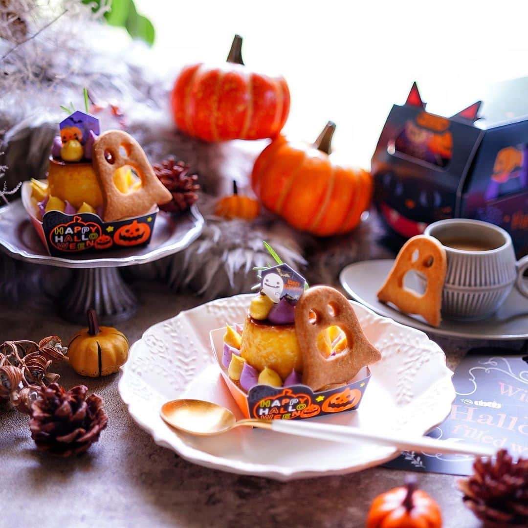 kyoko.✼さんのインスタグラム写真 - (kyoko.✼Instagram)「𓈒 𓏸 𓐍  𓂃 𓈒𓏸 𓂃◌𓈒𓐍 𓈒 なんか急に肌寒くなってきた！🍂 朝、羽毛布団にカバーかけて干したりしてたら、もう既にぐったりよ⋯ #今から社員旅行 ⁡ 芋栗かぼちゃの季節到来🍠🌰🎃 というわけで、濃厚かぼちゃのプリンタルトを作ったよ！ レシピは @cotta_corecle コッタさんの特集に👀 かぼちゃのプリンは濃厚でなめらかな舌触り。 2色のバタークリームでおめかしして。 あとね、このおばけのクッキーもかわいかろ？👻 ハロウィンのスタイリング、クリスマスと同じくらい好きだー。 コッタさんでは、今年もハロウィンのお菓子特集やってるよ👻🎃 ⁡ さてさて、社員旅行。 例によってヨボヨボ参戦(笑) 主婦が旅行に行くのは毎回ハードルがいくつもあるんよ⋯ 私はもちろん写真係📸 ストーリー載せられるかな？楽しんでくるよ！ ⁡ #製菓材料ならコッタ #お菓子作りならコッタ #レシピもコッタ #プリン #かぼちゃプリン #ハロウィン #Halloween #芋栗南瓜愛し隊」10月6日 9時27分 - kyoko_plus