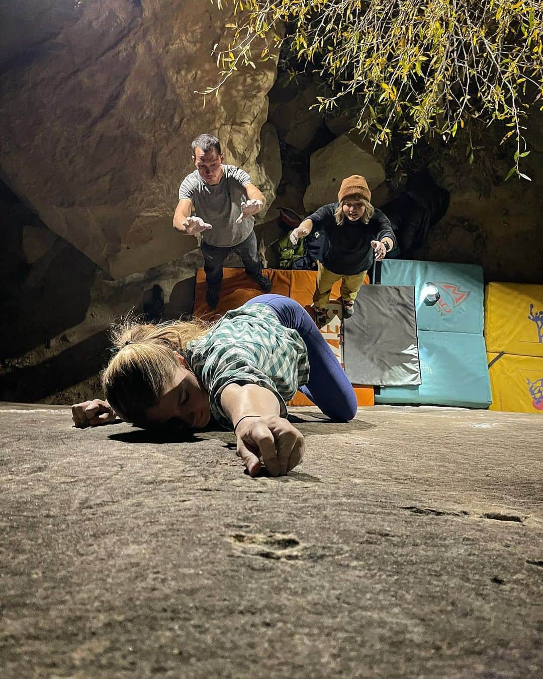 ヘイゼル・フィンドレーのインスタグラム：「We arrived in the US! @angus.kille and I have planned and cancelled this trip 5 times for various reasons. And although things aren’t perfect - I’ve got elbow tendinitis and Angus has a messed up pinky finger - we are here! And already the big skies, big landscapes and quality rock feels like just what we need. 24 hours in Joe’s valley before heading to the Black Canyon. Thanks @timemmett @annaliinalaitinen and @ethan_pringle for letting us gate crash your scene. It was brief but fun! @blackdiamond @lasportivagram」