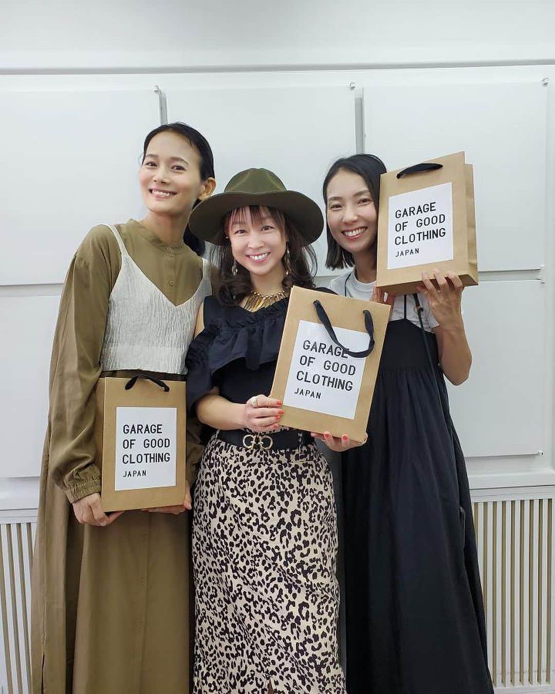 よっこのインスタグラム：「秋の展示会。  @garageofgoodclothing_official   あいの里メンバーに仲間入りさせてもらいました♡  お土産の有機小麦のドーナツクッキー。  @koe_donuts   子供たちに大人気でした♡  #秋服  #秋コーデ  #展示会めぐり  #ママコーデ  #大人コーデ」