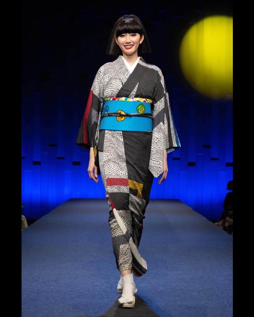 黒田瑞貴のインスタグラム：「👘@aonokoubou.info   青野さんのお着物を着たお客様が、ランウェイを見にきてくれているので、お席がとてもカラフルで、お花畑を歩いてるみたいなんです🦋🩵  青野さんと同じで、お客様も明るくピースフルな性格なんだろうなと思いました👏🏻  本当に素敵です🤍  💄@yumiko.kamada  #kimono #着物　#japaneseculture #kyoto」