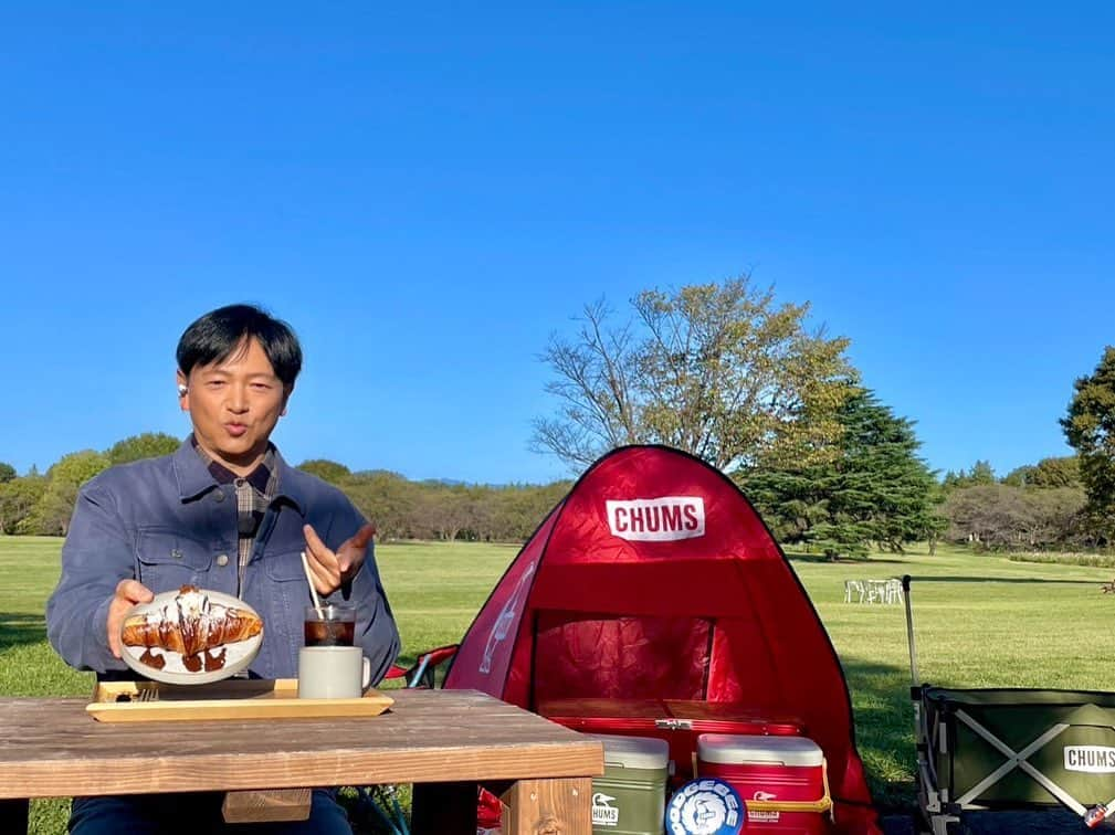 依田司さんのインスタグラム写真 - (依田司Instagram)「10月6日（金） 国営昭和記念公園の秋の花畑をご紹介。 コスモスをはじめ、マリーゴールドやセンニチコウ、ケイトウなど、全部で２２品種。 さらに今年で開園４０周年を記念して…なんとお花畑の中に本物の線路が！！しかも線路内に入ることができるので、普段日常では撮ることができない写真も撮れちゃいます。 さらに、２２日（日）には、秋の花畑に小さなたくさんのシャボン玉が浮かびます。これまた、面白い写真が撮れますね。 ケヤキのシンボルツリーのある広場では、ピクニックグッズのレンタルがあり、隈研吾さんデザインしたカフェでは、クロワッサンアイスが頂けます。 詳しくはホームページで。 　 #国営昭和記念公園  #BANANAREPUBLIC #バナリパ #依田さん #依田司 #お天気検定 #テレビ朝日 #グッドモーニング #気象予報士 #お天気キャスター #森林インストラクター #グリーンセイバーアドバンス #プロジェクトワイルド #IPCC伝導者 #japan #japantrip #japantravel #unknownjapan #japanAdventure #japanlife #lifeinjapan #instagramjapan #instajapan #療癒 #ilovejapan #weather #weathercaster #weatherforecast」10月6日 9時37分 - tsukasa_yoda