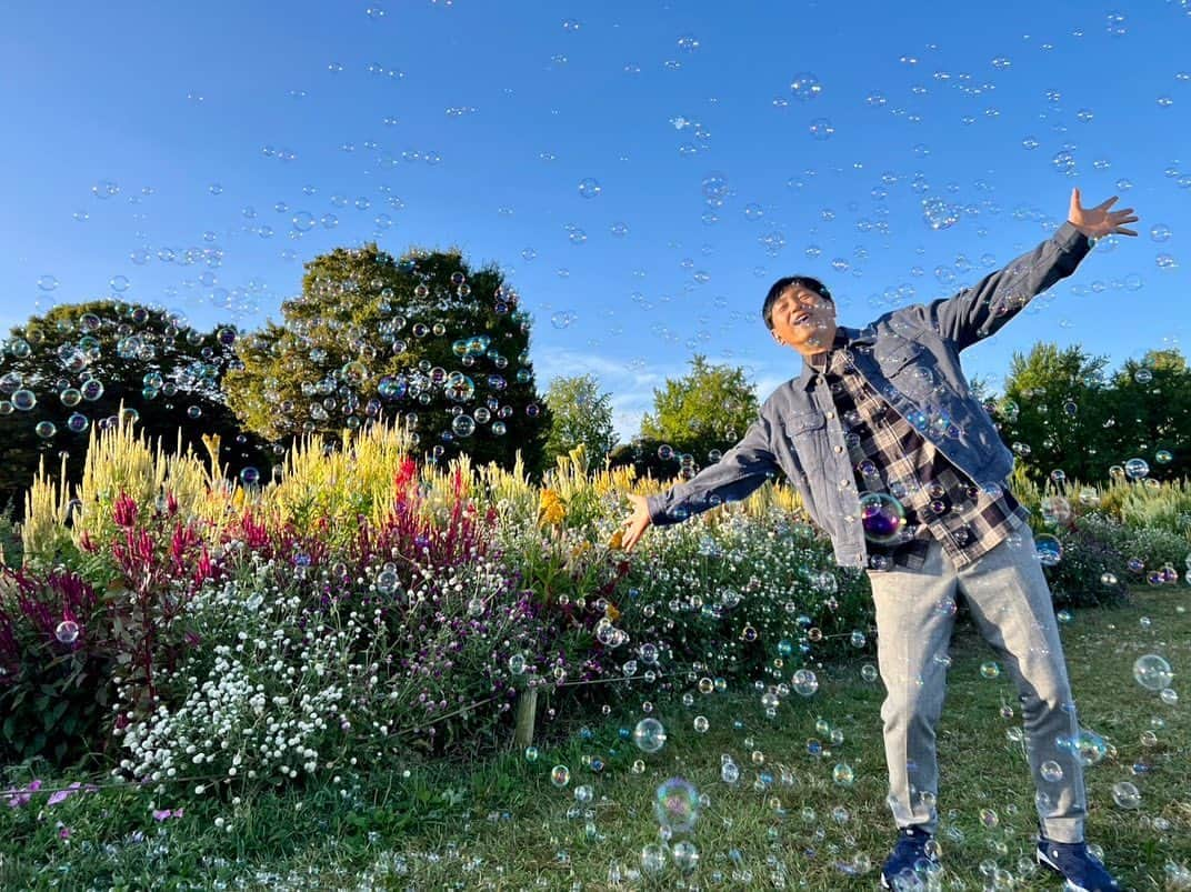 依田司さんのインスタグラム写真 - (依田司Instagram)「10月6日（金） 国営昭和記念公園の秋の花畑をご紹介。 コスモスをはじめ、マリーゴールドやセンニチコウ、ケイトウなど、全部で２２品種。 さらに今年で開園４０周年を記念して…なんとお花畑の中に本物の線路が！！しかも線路内に入ることができるので、普段日常では撮ることができない写真も撮れちゃいます。 さらに、２２日（日）には、秋の花畑に小さなたくさんのシャボン玉が浮かびます。これまた、面白い写真が撮れますね。 ケヤキのシンボルツリーのある広場では、ピクニックグッズのレンタルがあり、隈研吾さんデザインしたカフェでは、クロワッサンアイスが頂けます。 詳しくはホームページで。 　 #国営昭和記念公園  #BANANAREPUBLIC #バナリパ #依田さん #依田司 #お天気検定 #テレビ朝日 #グッドモーニング #気象予報士 #お天気キャスター #森林インストラクター #グリーンセイバーアドバンス #プロジェクトワイルド #IPCC伝導者 #japan #japantrip #japantravel #unknownjapan #japanAdventure #japanlife #lifeinjapan #instagramjapan #instajapan #療癒 #ilovejapan #weather #weathercaster #weatherforecast」10月6日 9時37分 - tsukasa_yoda