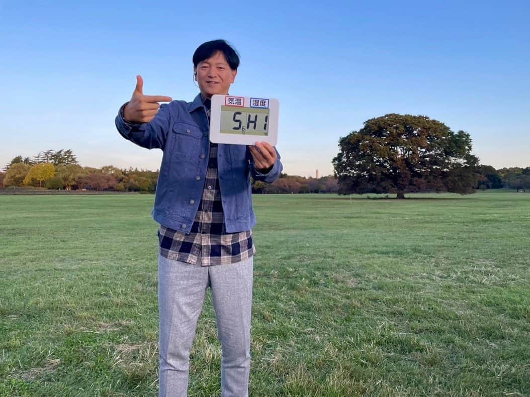 依田司さんのインスタグラム写真 - (依田司Instagram)「10月6日（金） 国営昭和記念公園の秋の花畑をご紹介。 コスモスをはじめ、マリーゴールドやセンニチコウ、ケイトウなど、全部で２２品種。 さらに今年で開園４０周年を記念して…なんとお花畑の中に本物の線路が！！しかも線路内に入ることができるので、普段日常では撮ることができない写真も撮れちゃいます。 さらに、２２日（日）には、秋の花畑に小さなたくさんのシャボン玉が浮かびます。これまた、面白い写真が撮れますね。 ケヤキのシンボルツリーのある広場では、ピクニックグッズのレンタルがあり、隈研吾さんデザインしたカフェでは、クロワッサンアイスが頂けます。 詳しくはホームページで。 　 #国営昭和記念公園  #BANANAREPUBLIC #バナリパ #依田さん #依田司 #お天気検定 #テレビ朝日 #グッドモーニング #気象予報士 #お天気キャスター #森林インストラクター #グリーンセイバーアドバンス #プロジェクトワイルド #IPCC伝導者 #japan #japantrip #japantravel #unknownjapan #japanAdventure #japanlife #lifeinjapan #instagramjapan #instajapan #療癒 #ilovejapan #weather #weathercaster #weatherforecast」10月6日 9時37分 - tsukasa_yoda