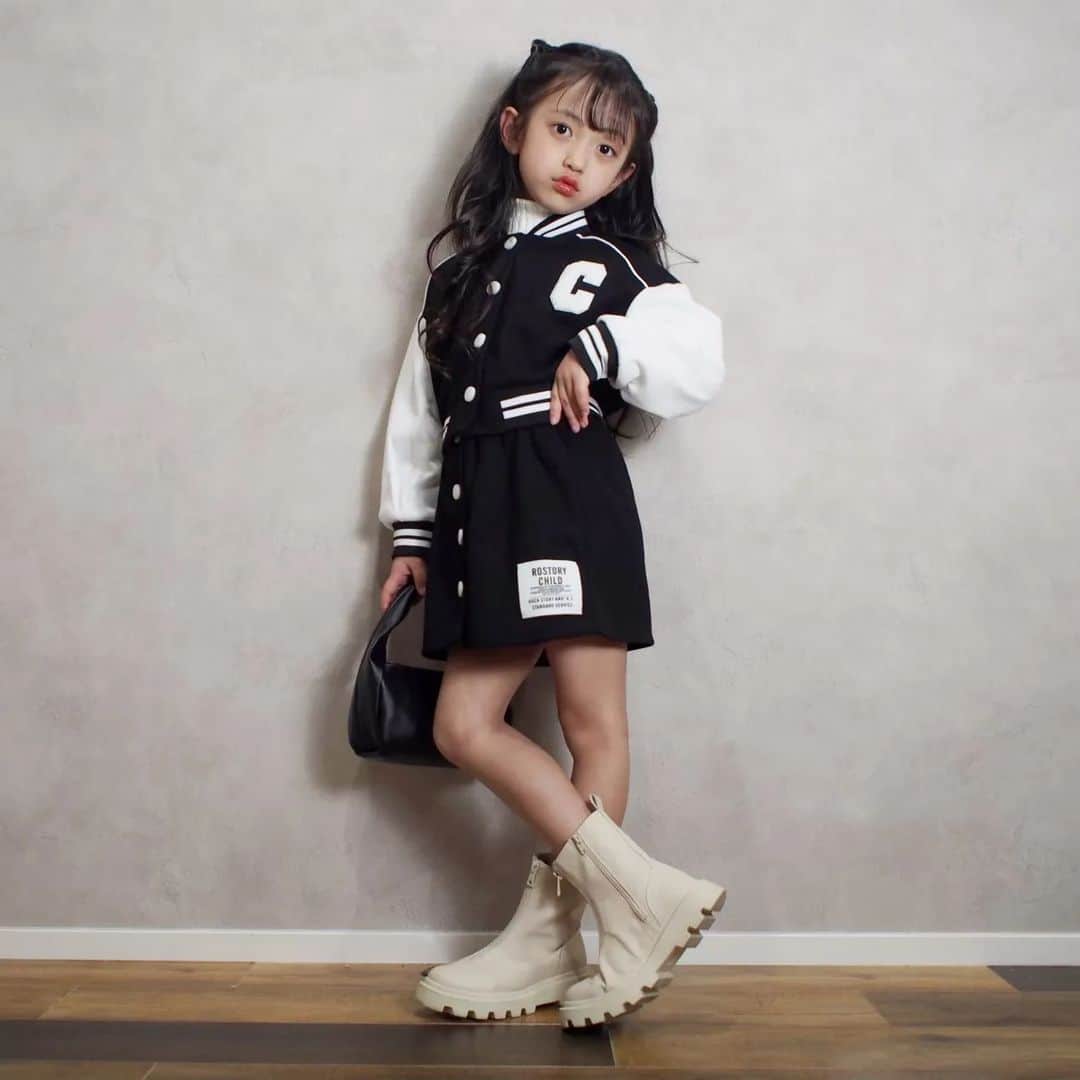 のインスタグラム：「.⁡ ⁡⁡ ⁡配色スタジャン×スカート　２点セット  ￥2,890  size120-150⁡ ⁡⁡ ⁡⁡ ⁡⁡ ⁡⁡ ⁡.⁡ ⁡model @aaaiiirrr55 ⁡ ⁡112cm/120⁡ ⁡⁡ ⁡⁡ ⁡⁡ ⁡⁡ ⁡⁡ ⁡.⁡ ⁡⁡ ⁡⁡ ⁡⁡ショート丈配色ラインスタジャン×ミニスカートの 韓国っぽいスタイルが完成する２点セット.  メンズライクなスタジャンもショート丈で女の子らしい 着こなしに♪ ワンピなどに合わせるのもＧＯＯＤ セット使いはもちろん、個々にも活躍する アイテムです.⁡ ⁡⁡ ⁡⁡ ⁡⁡ ⁡⁡ ⁡⁡ ⁡⁡ ⁡.⁡ ⁡⁡ ⁡⁡ ⁡⁡ ⁡⁡ ⁡⁡ ⁡⁡ ⁡.⁡ ⁡⁡ ⁡⁡ ⁡⁡ ⁡ ⁡⁡ ⁡⁡ ⁡⁡ ⁡⁡ ⁡ ⁡⁡#トップス#秋#秋新作#秋おそろい⁡プチプラファッション#キッズコーデ#アクセサリー#男の子#キッズファッション#女の子服#子供服#キッズサンダル#女の子ママ# #姉妹#男の子服 #ootd#親子おそろい#サロペット#ニットパンツ#大人顔負け#大人顔負けファッション#小学生ファッション#小学生女子 #小学生コーデ #小学生ママ #小学生女子コーデ ⁡」