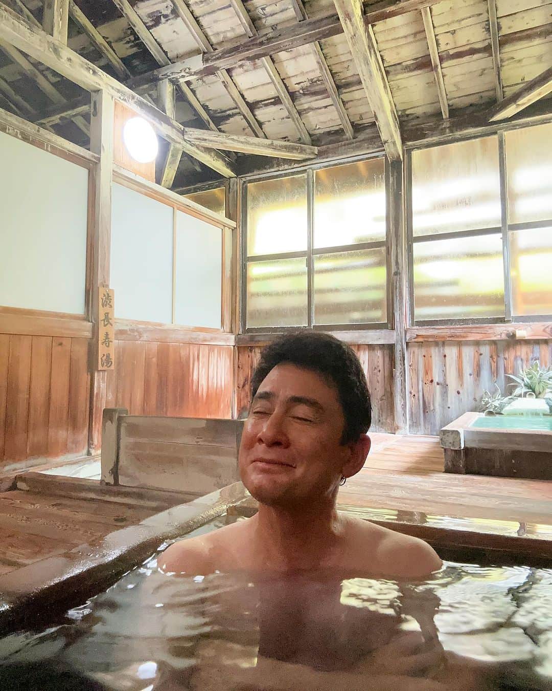 野口健のインスタグラム：「ヒマラヤで夢にみた渋御殿湯さんに帰ってきました。高校生の頃、八ヶ岳登山の時に始めて訪れた渋御殿湯さん。それから通い続けています。もう、実家みたいな。  登山開始は八ヶ岳から。まだ先になりそうですが、少しずつ体を動かしていきたいと思います。  渋御殿湯さんのお風呂、いいんだなぁ。特に宿泊客用のお風呂！！！  1日に数回、湯に浸かり、本でも読みながら過ごす。そしていつもは渋御殿湯さんのお父さんと夜は飲む！！！  今夜は久々に軽く一杯、やってみようかな(^.^)  #野口健#渋御殿湯」