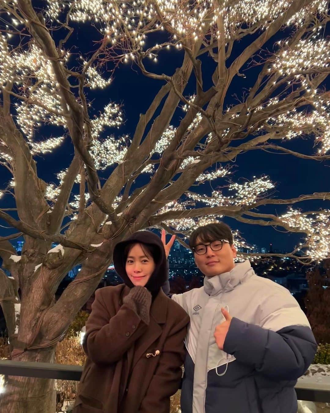 ハン・ジミンのインスタグラム：「. 늘 누나 사진 찍어주느라 함께 찍은 사진이 많지 않네…☹️  3년동안 덕분에 항상 든든하게 편안하게 즐겁게 일할 수 있었어. 고맙다! 김영진! 넌 최고였어!👍🏻 @dudwls.72」