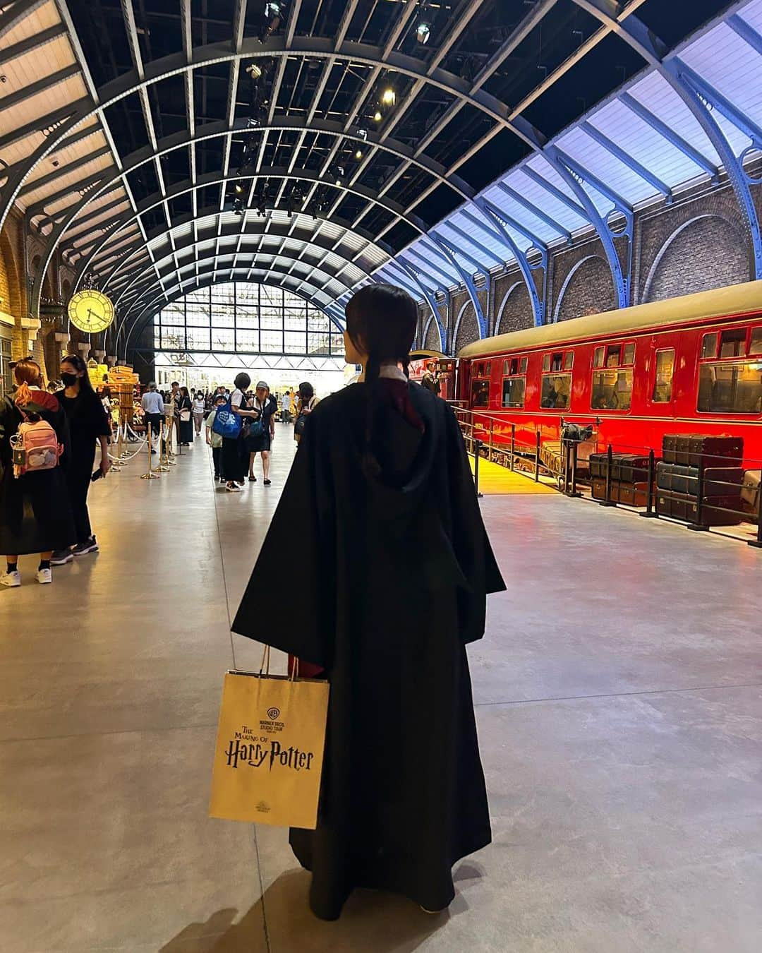 あかねぴさんのインスタグラム写真 - (あかねぴInstagram)「. ⁡ Harry Potter 🧙🏻‍♀️🪄 スタジオツアー東京の思い出たち📷♡ ⁡ 実は8月に行ったんだけど、 ストーリーにだけ載せてフィードのタイミング 遅くなっちゃいました🥹💭 ⁡ 15時からのチケットで行ったんだけど、 たっっくさん動画も写真も撮って レストランやカフェも満喫してたら19時になってた🌙笑 ほんとに時間と体力が足りないくらい 楽しめる空間だった...🥹💕 ⁡ ハリポタ好きは絶対行くべきスポット🫶🏻  グリフィンドールのローブと杖は 現地で調達しました🪄 ネクタイとかニットもあって、全身揃えたくなるくらい 可愛かったよ〜☺️☺️ ⁡ ⁡ ⁡ #harrypotter #harrypotterfan #ハリーポッター #ハリーポッタースタジオツアー #ハリポタツアー #ハリーポッターコーデ #ホグワーツ #グリフィンドール #東京観光」10月6日 21時00分 - akanepi0426