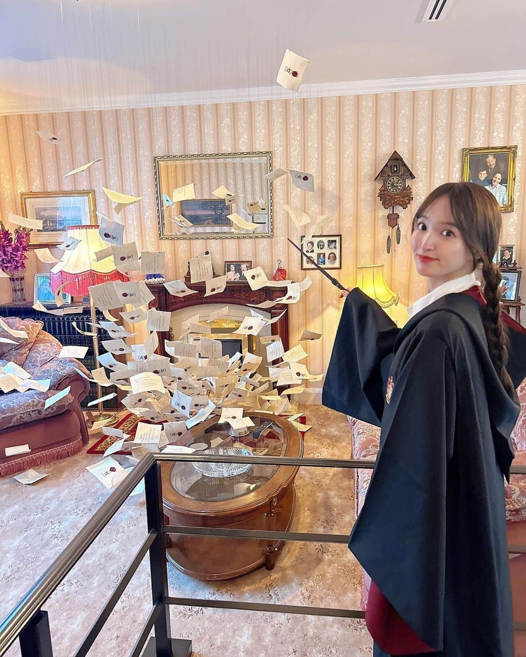 あかねぴさんのインスタグラム写真 - (あかねぴInstagram)「. ⁡ Harry Potter 🧙🏻‍♀️🪄 スタジオツアー東京の思い出たち📷♡ ⁡ 実は8月に行ったんだけど、 ストーリーにだけ載せてフィードのタイミング 遅くなっちゃいました🥹💭 ⁡ 15時からのチケットで行ったんだけど、 たっっくさん動画も写真も撮って レストランやカフェも満喫してたら19時になってた🌙笑 ほんとに時間と体力が足りないくらい 楽しめる空間だった...🥹💕 ⁡ ハリポタ好きは絶対行くべきスポット🫶🏻  グリフィンドールのローブと杖は 現地で調達しました🪄 ネクタイとかニットもあって、全身揃えたくなるくらい 可愛かったよ〜☺️☺️ ⁡ ⁡ ⁡ #harrypotter #harrypotterfan #ハリーポッター #ハリーポッタースタジオツアー #ハリポタツアー #ハリーポッターコーデ #ホグワーツ #グリフィンドール #東京観光」10月6日 21時00分 - akanepi0426