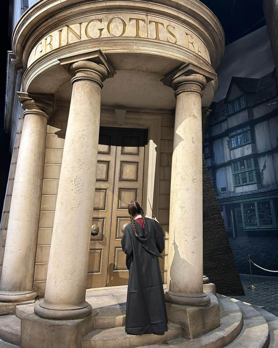 あかねぴさんのインスタグラム写真 - (あかねぴInstagram)「. ⁡ Harry Potter 🧙🏻‍♀️🪄 スタジオツアー東京の思い出たち📷♡ ⁡ 実は8月に行ったんだけど、 ストーリーにだけ載せてフィードのタイミング 遅くなっちゃいました🥹💭 ⁡ 15時からのチケットで行ったんだけど、 たっっくさん動画も写真も撮って レストランやカフェも満喫してたら19時になってた🌙笑 ほんとに時間と体力が足りないくらい 楽しめる空間だった...🥹💕 ⁡ ハリポタ好きは絶対行くべきスポット🫶🏻  グリフィンドールのローブと杖は 現地で調達しました🪄 ネクタイとかニットもあって、全身揃えたくなるくらい 可愛かったよ〜☺️☺️ ⁡ ⁡ ⁡ #harrypotter #harrypotterfan #ハリーポッター #ハリーポッタースタジオツアー #ハリポタツアー #ハリーポッターコーデ #ホグワーツ #グリフィンドール #東京観光」10月6日 21時00分 - akanepi0426