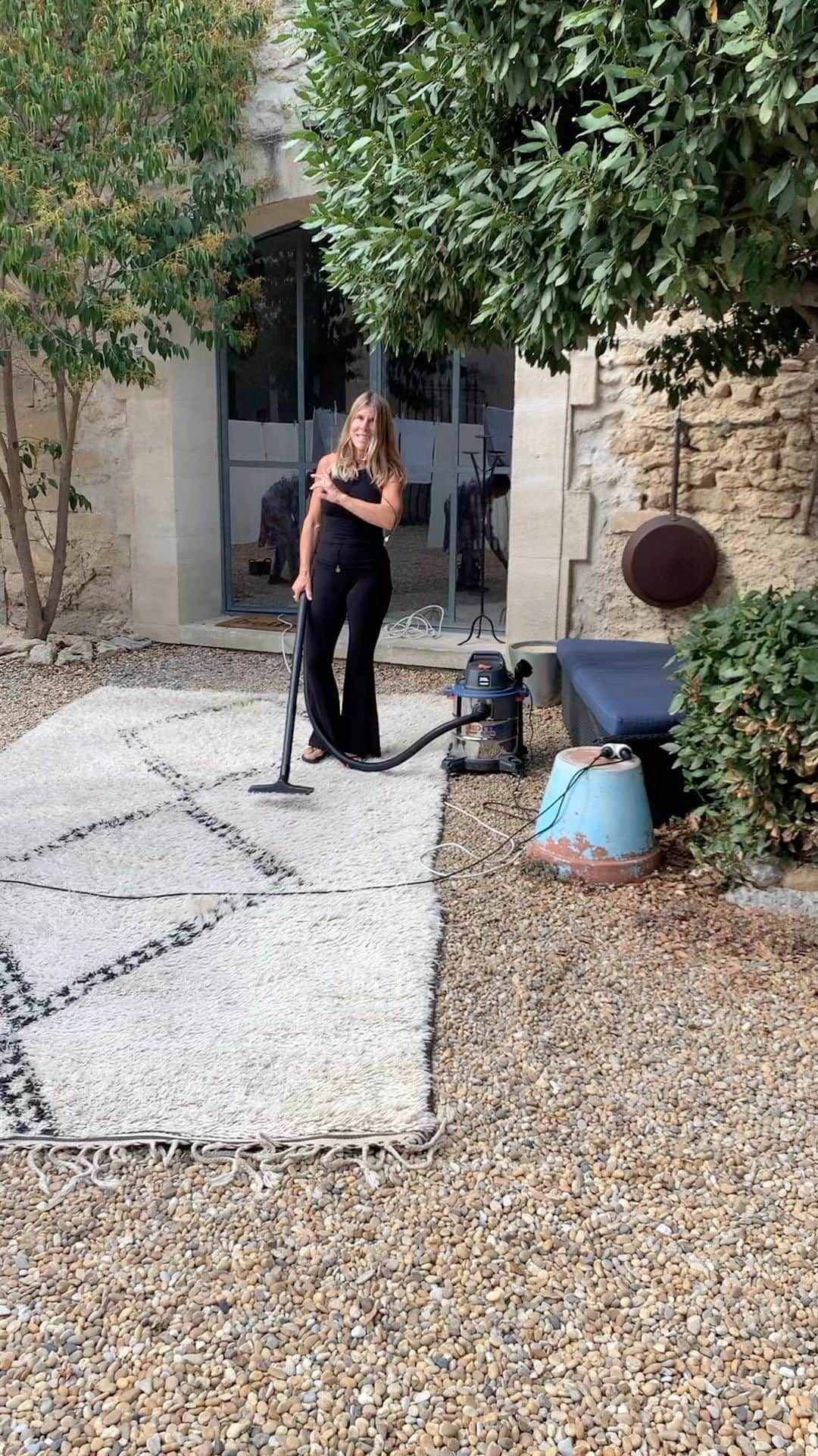 イネス・リグロンのインスタグラム：「I love my Berber rugs, but it is a lot of work to keep them clean!!!   J’adore mes tapis Berbères, mais mon Dieu, c’est un sacré travail de les nettoyer chaque année!!!  #berbere #cleaning #menage #tapis #tapisberberes #berberrugs #masbleusommieres #france #sommieres」