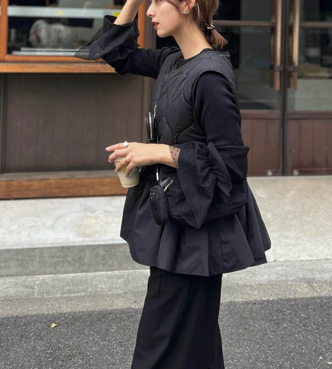 青野未来 / MikuAonoのインスタグラム：「. . 🖤🖤  @donobanweb のpopupで絶対欲しかったtops🖤 腕のチュールが取り外せて めちゃ可愛い🤭🖤 こーゆうインナーが1番着まわしきくよね😊!!! popupは梅阪3階で10/10まで開催してるよー🙌🙌  ベストは @kobe_lettuce の受注会でオーダーしてたやつ届いた🖤 . . #PR#donoban#ドノバン #kobelettuce#神戸レタス #関西ママ#ママコーデ」