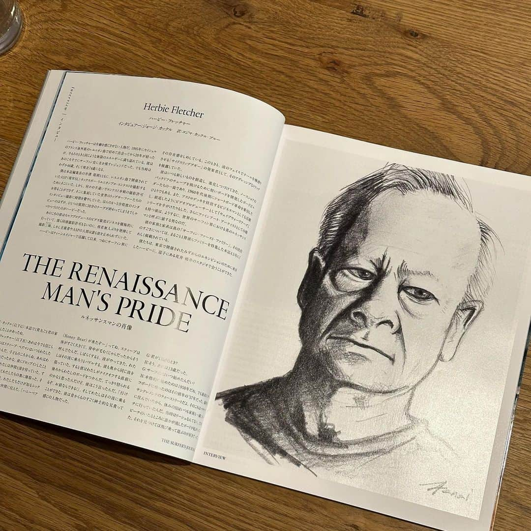 花井祐介のインスタグラム：「I drew the portrait for Herbie's article in this issue of Surfer's Journal Japanese edition. There is also the usual one-panel cartoon “BOARD SHORTS” 今号のサーファーズジャーナル、Herbie Fletcherのインタビュー記事のポートレート描きました。毎号恒例のボードショーツも描いてます。 @herbiefletcher @surfersjournaljapan」