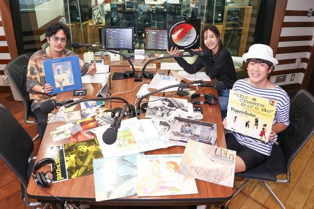 カジヒデキのインスタグラム：「今週の月曜日、TOKYO FMの人気プログラム『THE TRAD』にゲスト出演させて頂き、ネオアコについて熱くトークと選曲をさせて頂きました✨❄️そう、なんとAztec Cameraの歴史的名盤『High Land, Hard Rain』のリリース40周年を記念しての『ネオアコ』特集だったんです🌈もう企画が最高ですよね！バイヤーとしてお誘い下さり、ありがとうございました。吾郎店長、吉田明世さん、制作の柴田さん、いつも優しいご対応ありがとうございます！そしてリスナーの皆さまにも感謝です。また、よろしくお願いいたします🌈  お聴き逃しの方は、radikoのタイムフリーで10/9(月)の14:59まで聴く事が出来ます！ネオアコの基本中の基本を30分に濃縮してトークと選曲をしています。ネオアコ好きの方は勿論、初心者の方も聴いてネオアコを好きになってくれると嬉しいです🌈🌈  #thetrad #tokyofm  #稲垣吾郎 #吉田明世 #カジヒデキ  #azteccamera #ネオアコ  #秋のネオアコ収穫祭」