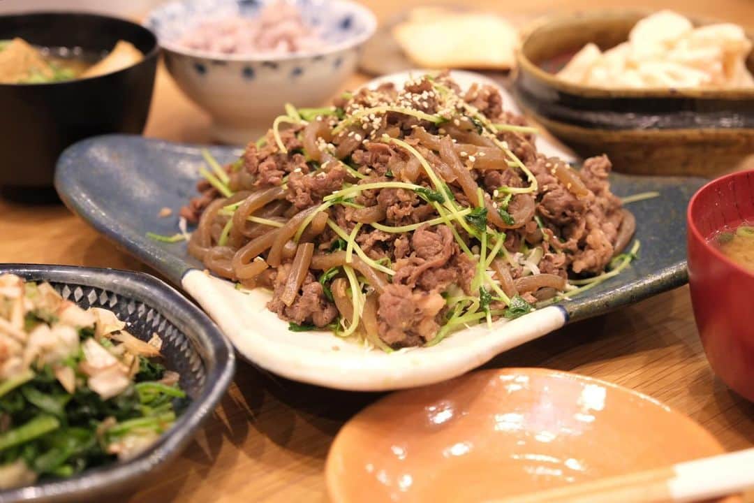 のインスタグラム：「*** 昨日は帰りが遅くなってしまったので あるものでパパッと夜ごはん。  牛肉と豆苗のプルコギ風 焼きサケ ほうれん草のおひたし 明太マヨれんこん 厚揚げと白菜のおみそ汁 雑穀米ごはん  インスタライブへ遊びに来てくれて ありがとうございました！ またお知らせあるので お楽しみにしていてくださいねー🤭」