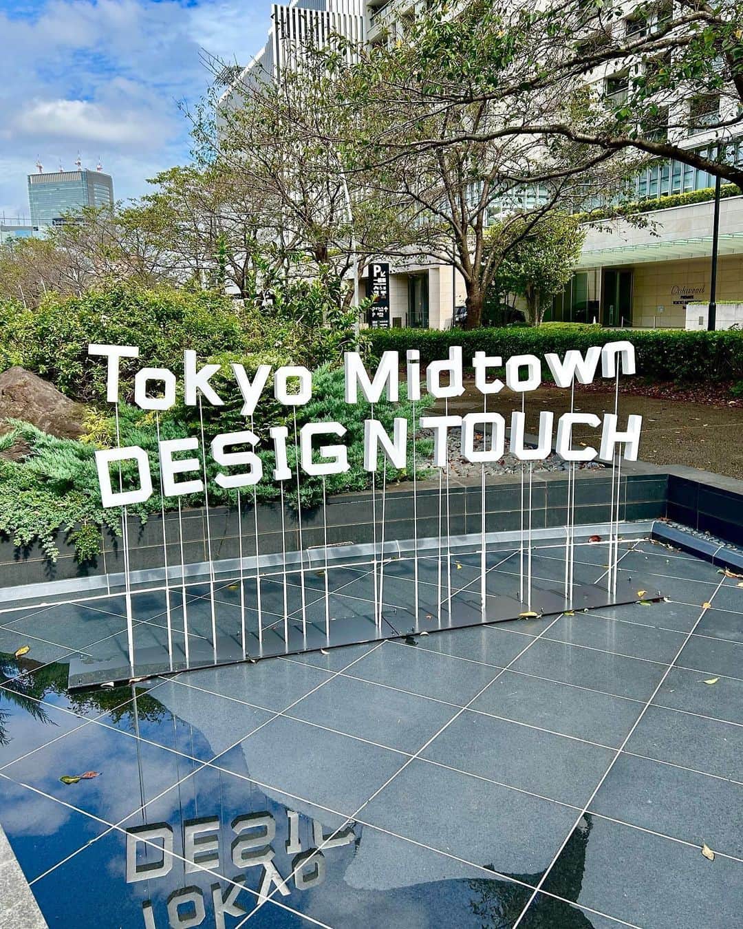 ELLE DECOR JAPANさんのインスタグラム写真 - (ELLE DECOR JAPANInstagram)「【本日より】六本木の東京ミッドタウンで、“デザインを五感で楽しむ”デザインの祭典『東京ミッドタウン デザインタッチ』がスタート。芝生広場とミッドタウン・ガーデンにて、毎年多くの人が楽しみにしているインスタレーションを手がけるのは3組のクリエイター。ぜひ現地で体感してみて。  建築家の浜田晶則によるインスタレーションは、自然の地形をインスピレーション源に3dプリンターなどで自由に造形した《土の群島》が広がる作品。座ったり、砂場で遊んだり、その作品に触れることで、土のもつプリミティブな力強さを感じ自然との対話が生まれる。  建築家ユニット・KASAによる《風の庭》では、無数に咲くレンズの花畑が広がり、幾何学に配置することで“風”のつかみどころのなさを表現した。季節、時間、気候によって変わる風で揺れるモチーフが、日々の喧噪から離れた心地よい時間を生む。  デザインファームIDEOは、ミッドタウン・ガーデンを流れる小川でインスタレーション《Reflections on Water》を手がけた。水たまりのオブジェから放たれた水にまつわるメッセージから、水との未来を考えるきっかけになることを願う作品。  東京ミッドタウン デザインタッチ 📅～2023年10月29日（日） 📍東京ミッドタウン芝広場、ミッドタウン・ガーデン（東京都港区赤坂9-7-1） ※各インスタレーションの開催時間は公式サイトを要確認。  #東京ミッドタウン#東京ミッドタウンデザインタッチ #デザインタッチ#IDEO #インスタレーション #3Dプリント #art #アート #KASA #浜田晶則 #アート巡り」10月6日 9時56分 - elledecorjapan