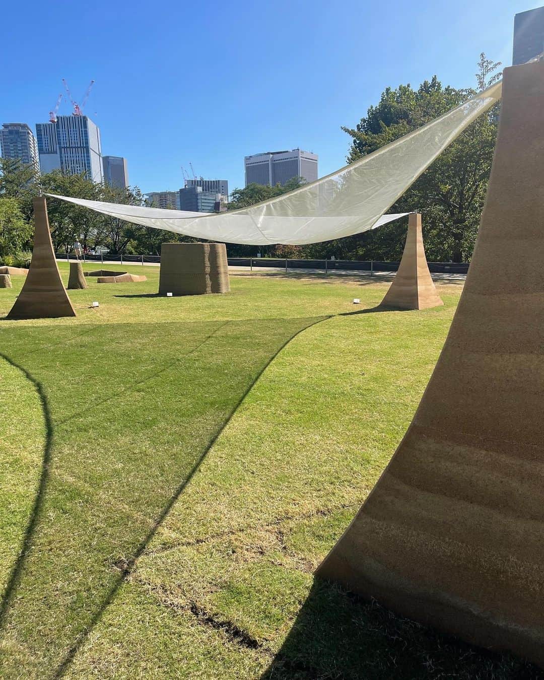 ELLE DECOR JAPANのインスタグラム：「【本日より】六本木の東京ミッドタウンで、“デザインを五感で楽しむ”デザインの祭典『東京ミッドタウン デザインタッチ』がスタート。芝生広場とミッドタウン・ガーデンにて、毎年多くの人が楽しみにしているインスタレーションを手がけるのは3組のクリエイター。ぜひ現地で体感してみて。  建築家の浜田晶則によるインスタレーションは、自然の地形をインスピレーション源に3dプリンターなどで自由に造形した《土の群島》が広がる作品。座ったり、砂場で遊んだり、その作品に触れることで、土のもつプリミティブな力強さを感じ自然との対話が生まれる。  建築家ユニット・KASAによる《風の庭》では、無数に咲くレンズの花畑が広がり、幾何学に配置することで“風”のつかみどころのなさを表現した。季節、時間、気候によって変わる風で揺れるモチーフが、日々の喧噪から離れた心地よい時間を生む。  デザインファームIDEOは、ミッドタウン・ガーデンを流れる小川でインスタレーション《Reflections on Water》を手がけた。水たまりのオブジェから放たれた水にまつわるメッセージから、水との未来を考えるきっかけになることを願う作品。  東京ミッドタウン デザインタッチ 📅～2023年10月29日（日） 📍東京ミッドタウン芝広場、ミッドタウン・ガーデン（東京都港区赤坂9-7-1） ※各インスタレーションの開催時間は公式サイトを要確認。  #東京ミッドタウン#東京ミッドタウンデザインタッチ #デザインタッチ#IDEO #インスタレーション #3Dプリント #art #アート #KASA #浜田晶則 #アート巡り」