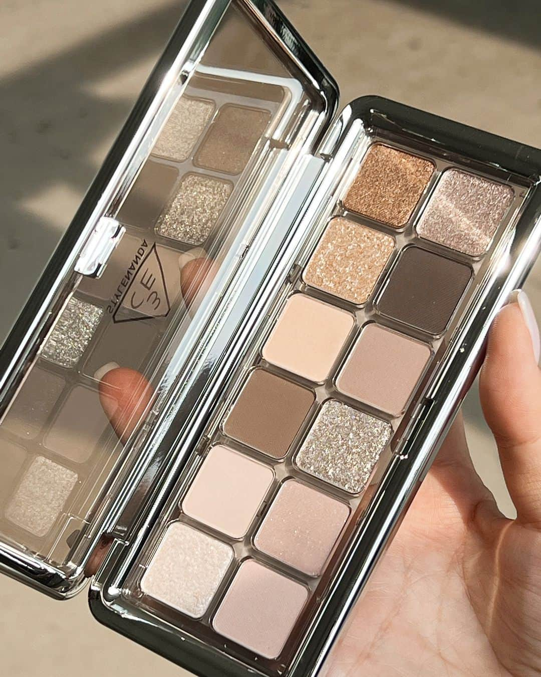 Official STYLENANDAさんのインスタグラム写真 - (Official STYLENANDAInstagram)「성큼 다가온 가을 필수템! 🍂 3CE NEW TAKE EYE SHADOW PALETTE # RAW NEAUTRAL 완성하는 뉴트럴 브라운 아이 메이크업  Fall Essential Alert! 🍂 Achieve the perfect Neutral Brown Eye Makeup with 3CE NEW TAKE EYE SHADOW PALETTE # RAW NEAUTRAL   #3CE #3CESTYLENANDA #3CE스타일난다 #3CE아이섀도우  #HOUSEOF3CE #NEWTAKEEYESHADOWPALETTE」10月6日 10時00分 - houseof3ce