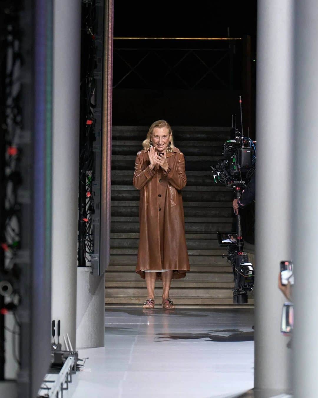 Vogue Australiaのインスタグラム：「Paris Fashion Week closed as a week of milestones for female designers. From Sarah Burton's memorable exit after over 20 years at Alexander McQueen, to Gabriela Heart's joyful farewell to Chloe, and exceptional collections from Maria Grazia Chiuri at Dior and Miuccia Prada once again at Miu Miu, at the link in our bio we round up some of the most memorable moments from female designers at the SS24 shows.」