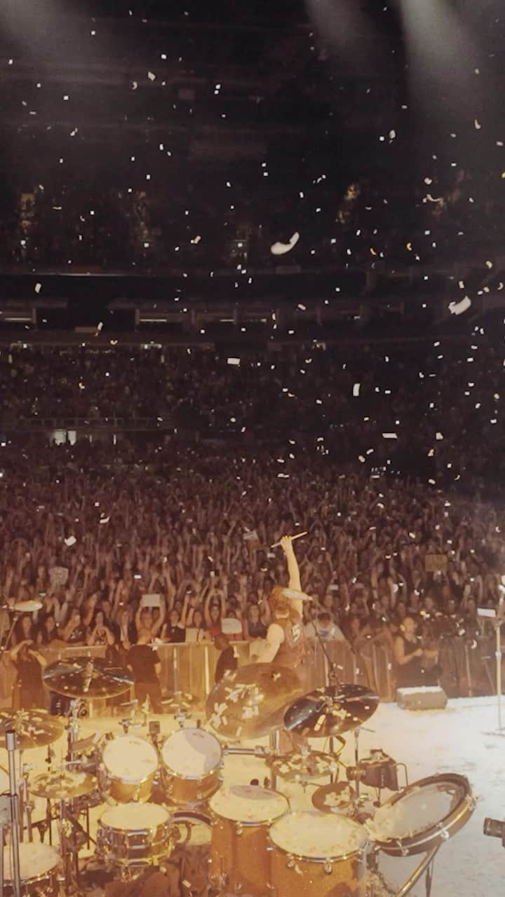 アシュトン・アーウィンのインスタグラム：「Thank you for the dream night London🙏 such a deeply connected night with our London audience at the @theo2london. Until we meet again…. You were incredible!」