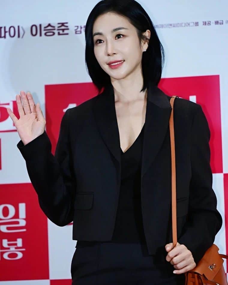 ハン・ウンジョンさんのインスタグラム写真 - (ハン・ウンジョンInstagram)「예쁜 정화 언니~💗🫠 영화  #화사한그녀... 대박 기원 합니다...~!!!👍👍👍 . . 진짜 넘 재밌어서 영화보는 내내 배꼽 빠지는 줄 알았어요.ㅎ . #엄정화.#송새벽 #방민아 케미굿~~^^ 스트레스 날려버려~!!  . 1000만 가즈아~!!!!!🔥🔥🔥🔥💕🔥🔥🔥 흥해라~!!!!👍👍👍👍」10月6日 10時01分 - dagam_han