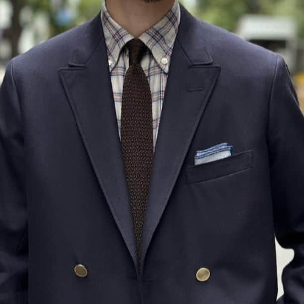 インディビジュアライズド シャツのインスタグラム：「The great outfit of the day  Gentleman from BEAMS+  @beams_plus_yurakucho  comments:  Trunk show events will be held on 10/7,8,9 and 10/14,15. Advance reservations are required.  創業から半世紀以上経った今も1枚のシャツへのこだわりを一貫している〈INDIVIDUALIZED SHIRTS（インディビジュアライズド シャツ）〉。 BEAMSでは定番のイベントとして好評を博しているカスタムメイドシャツのオーダー会を開催します。  本オーダー会では、1人1人のお客様の体型やお好みのフィッティングに合わせ、生地、襟型、カフ型、ポケットをお選びいただけます。 400種類以上の生地バリエーションからディテールを組み合わせ、世界にたった1枚のシャツをオーダーいただける特別な機会です。  本イベント限定の生地としてダンリバー社製のデッドストック生地を数量限定でご用意いたしました。今はなきアメリカンミルズのアメリカ製の生地です。豊富なカラーバリエーションでご用意しております。  開催期間 2023年10月7日（土）・8日（日）・9日（月・祝）・14日（土）・15日（日） 開催店舗 ビームス プラス 有楽町  #individualizedshirts  #americantraditional  #madeinusa #ivystyle #mensfashion #mensstyle #スタイリング　#ファッション #beamsplus  #beams」