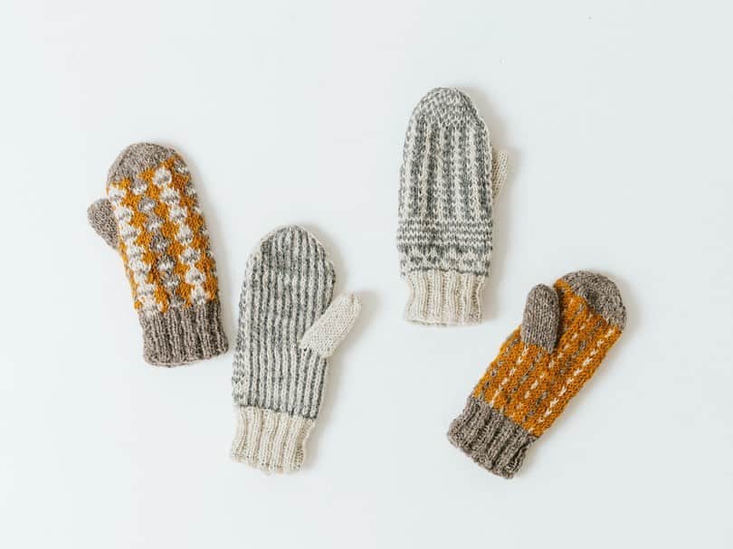 オルネ ド フォイユさんのインスタグラム写真 - (オルネ ド フォイユInstagram)「新入荷  ●本日11日（水）18時頃の販売開始です。  一つひとつ丁寧に編まれた、 手編みのミトン手袋🧤  オルネだけの特別な別注アイテムです✨  ネパールから届いたフェアトレードの アイテムで、手編みのざっくり感が ポイントの冬らしいアイテム。  指先まですっぽりと収まり、 内側はフリース素材になっているので 風を通さずとても暖かいです。  デザインと実用性に優れており、 長くお使いいただけます。  ユニセックスで使えるので、 贈り物にもおすすめです🎁  商品名：別注 アランミトン手袋 ∟レッド ∟グレーホワイト ∟グレーブラウン  別注 フォークロアミトン手袋 ∟ホワイト×グレー ∟イエロー×グレー  ———————————————   ●商品詳細は販売後、プロフィールのリンクからご確認ください。  👉@ornedefeuilles   ※検索画面で「ミトン」でチェック🔎   ※オンラインショップと不動前店の取扱い商品は異なります。  ———————————————  #ミトン#手袋#ハンドニット#手編み#フェアトレード#ミトン手袋#フォークロア#アランニット#アラン手袋#秋冬コーデ#暮らしを楽しむ #心地よい暮らし #丁寧な暮らし #ornedefeuilles #オルネドフォイユ」10月11日 7時00分 - ornedefeuilles