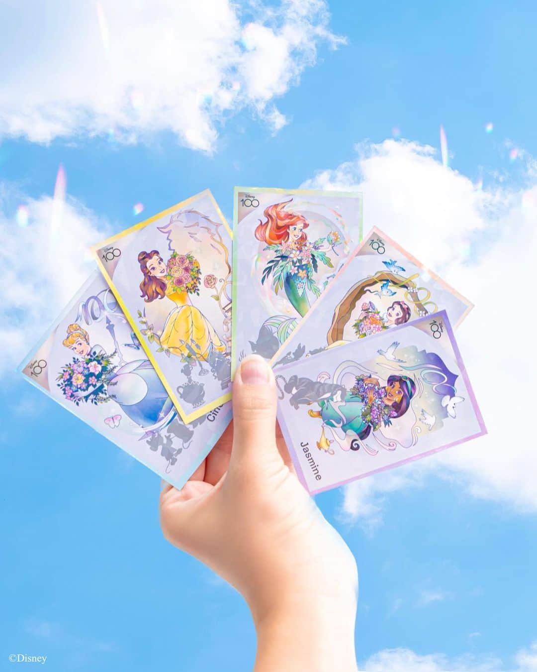 Kahoのインスタグラム：「able × Disney princess 👑 💎✨  #ディズニー100周年  の特別なアートが使われた プリンセスのカード☺️🫶  ホログラムでキラキラしてて、 デザインの中に100の文字が隠れてるのも 素敵だよね🤔✨  11月20日までの間、 エイブルの対象店舗に行くと この中から好きなカードを1枚 プレゼントしてくださるそうです🥰  さらにカードのQRコードから応募すると 抽選で20名の方にエイブルオリジナルの プリンセスデザイントートバッグが当たる 素敵なキャンペーンも☺️🫶🎁  ぜひぜひ推しのキャラクターを もらいにいってみてね😊👑💕  #エイブル#ディズニー #ディズニー100  #disney #disney100 #ディズニープリンセス #プリンセス #Disney #disneyprincess #推し活 #hellohappiness #pr」