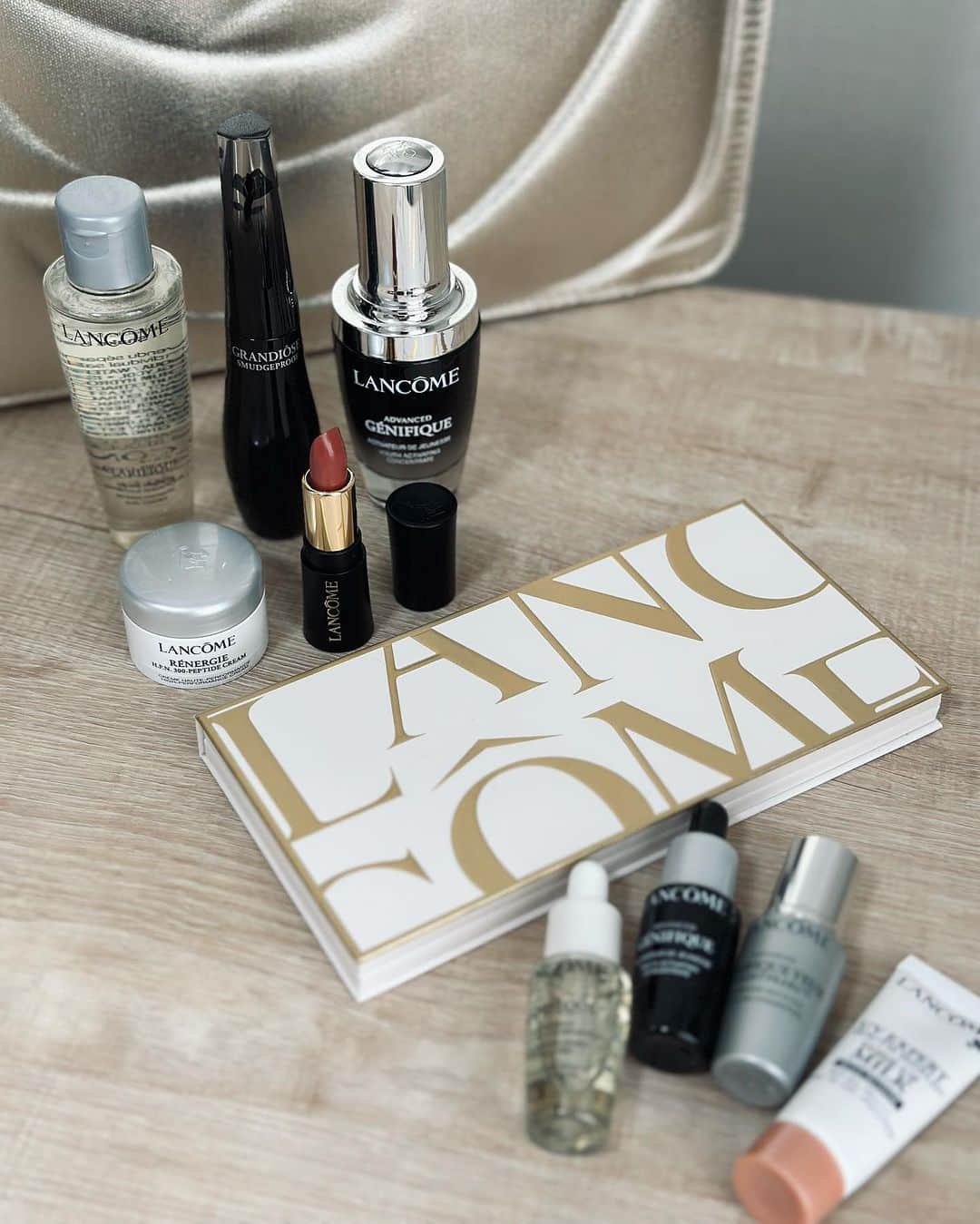 のインスタグラム：「10/13に発売される @lancomeofficial のビューティーボックス🤍  代表的なジェニフィックを始め、クラリフィック ディアルローション、レネルジーの新作ミニクリームまで入っているとっても豪華なセットなんです!!  毎年大人気のコフレで、この時期になるとクリスマスが近づいてきたなってわくわくするよね🤭🎄  私の一押しはアイアンドフェイスパレット🎨 ローズトーンをベースに、ポイントで使えるカラーもあり華やかメイクにもぴったりなんです🥰  数量限定発売なのでお早めにチェックしてみてください❤️‍🔥  #ランコム #ビューティーボックス #クリスマスコフレ #PR#lancomeskincare #lancomemakeup#cosmetics#」