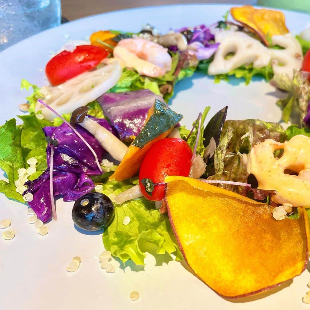 結城さなえのインスタグラム：「美しすぎるサラダ @racines_organic_mejiro   美味しすぎるクロワッサン とろけすぎるオニオングラタンスープ シュワすぎるスパークリングワイン  幸せすぎるランチ✨ with A子  ありがとう♡  #ランチ #オーガニック #パン　も絶品 #目白 #東京 #lunch #organic  #bread #salad #mejiro #tokyo #gourmet」