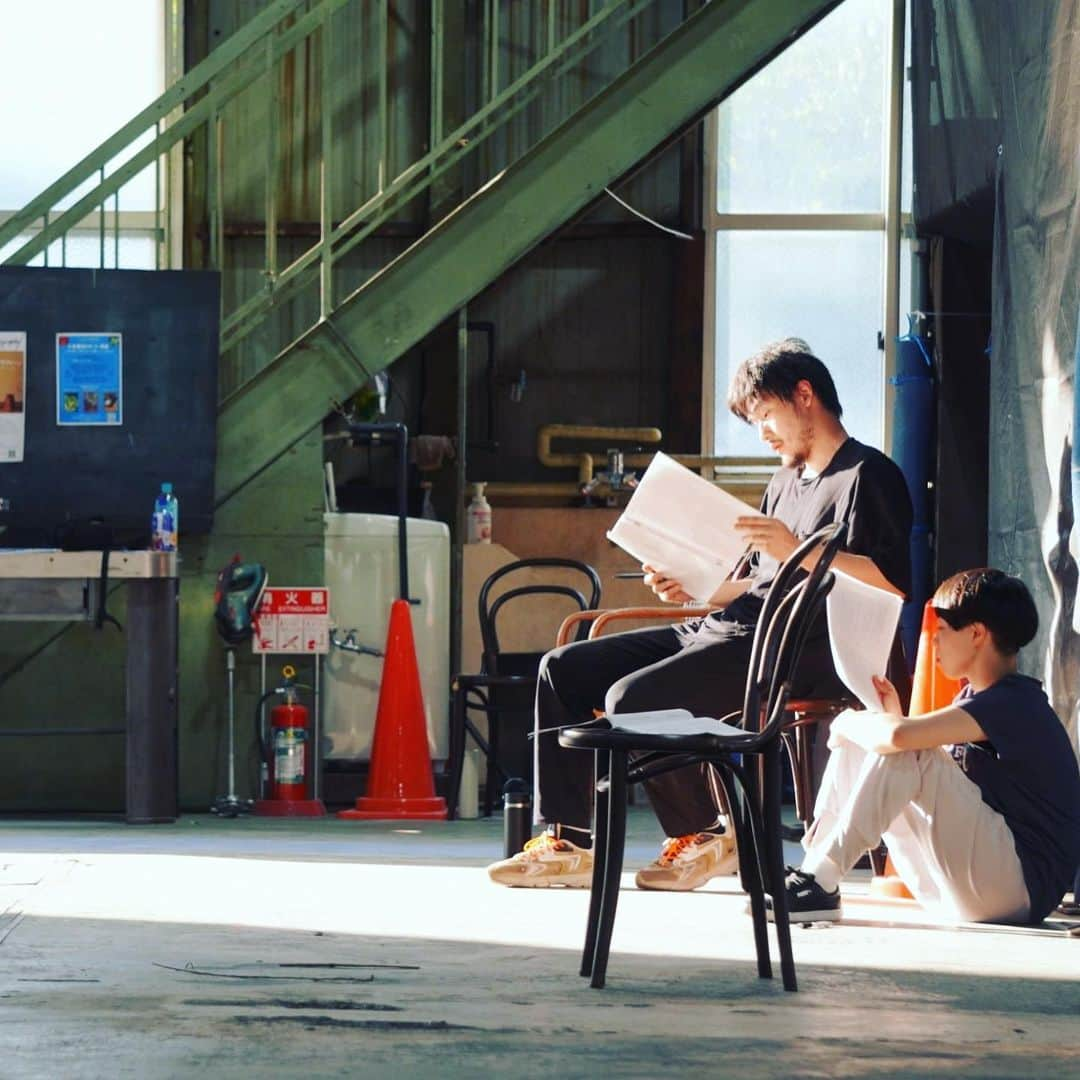 春名風花さんのインスタグラム写真 - (春名風花Instagram)「稽古中🌸  カクシンハン・プロデュース 『シン・タイタスREBORN』 10/13（金）19:00〜 10/14（土）14:00〜・18:00〜 10/15（日）14:00〜 @ OKS CAMPUS敷地内 WAREHOUSE  🌸チケットはプロフィールから🌸  🗺会場マップ・赤羽駅東口からバス13分 「梛木の橋（なぎのはし）」下車徒歩3分 @oizumi_kojo  大泉工場・OKS CAMPUS敷地内 WAREHOUSE 埼玉県川口市領家5-4-1  ☕️カフェ・昼公演時におすすめ！ @1110_cafe_bakery   シェイクスピア史上最も残虐な物語 -その復讐は、連鎖する。-  #シンタイタスREBORN #シェイクスピア #タイタスアンドロニカス #演劇 #演劇好きな人と繋がりたい」10月6日 10時24分 - harunafuka