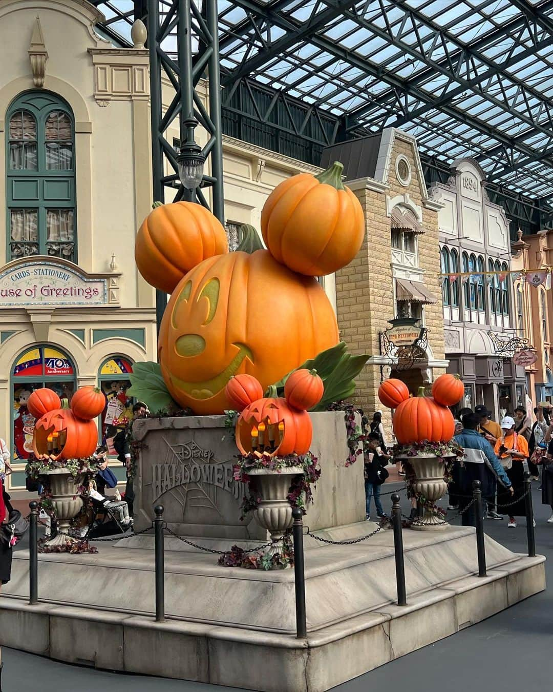 紗々さんのインスタグラム写真 - (紗々Instagram)「🎃Disney Halloween🎃  念願のラプンツェルの衣装で、ディズニーハロウィンへ行くことができました✨✨  実は6年くらい前からラプンツェルの衣装の準備をしていたのですが、スケジュールが合わず持ち越し。コロナ禍で持ち越し、昨年は雨で断念☔️  ようやく今年、最高の気候のもとラプンツェル仮装で参加する事ができました〜(*´ω`*)🌸✨  衣装で持っていても違和感が無いように、カバンを自作✨ マグネットボタンとファスナー内ポケット付きで、機能性も抜群！ 友達にも裁縫技術の向上をびっくりされました🤭嬉  ハロウィンパレードの演出、めちゃくちゃかっこよかったです(*⁰▿⁰*)👻ダンサーさんすっごい素敵✨  #ジャンボリミッキー の抽選は 外れてしまいましたが、何気に初めて全編見れました(*´艸`*)♫これ、たのしいわー！！ 私へ布教してきた姪っ子と本気で踊りたくなりました🤗  15時から #スウィートハートカフェ で販売される、大人気の #ミッキーロングパン 。長蛇の列で諦めていたけど、パンだけ買って帰ろうと帰り際に立ち寄ってみたら、運良く買えまして😳🥖💕 めちゃくちゃラッキーでした❣️  そして…ラプンツェルの仮装してるから、本物のラプンツェルに会いたいなぁ。一緒に写真撮れたら嬉しいなぁ。なんて思っていたら…🫣  つづく。  #東京ディズニーランド #dハロ仮装 #dハロ仮装2023 #ディズニーハロウィン2023 #ラプンツェル #tdl #tokyodisneyland #halloween #disneyhalloween #tangled #rapunzel #cosplay #disney」10月6日 10時27分 - 03sasa03